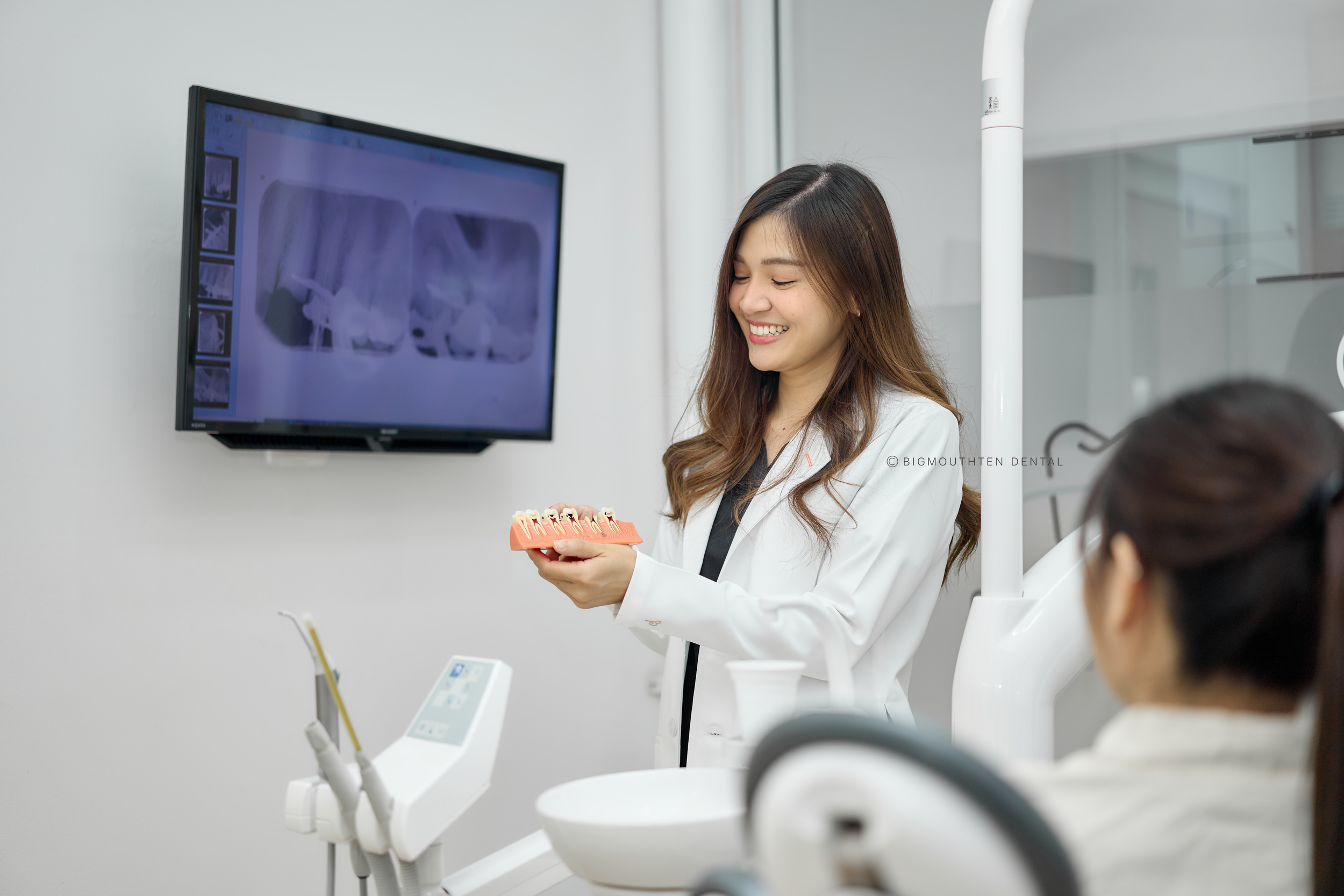 ทันตแพทย์เฉพาะทางให้คำปรึกษาเรื่องการรักษารากฟัน เชียงใหม่ | endodontist consultation for root canal treatment chiangmai |