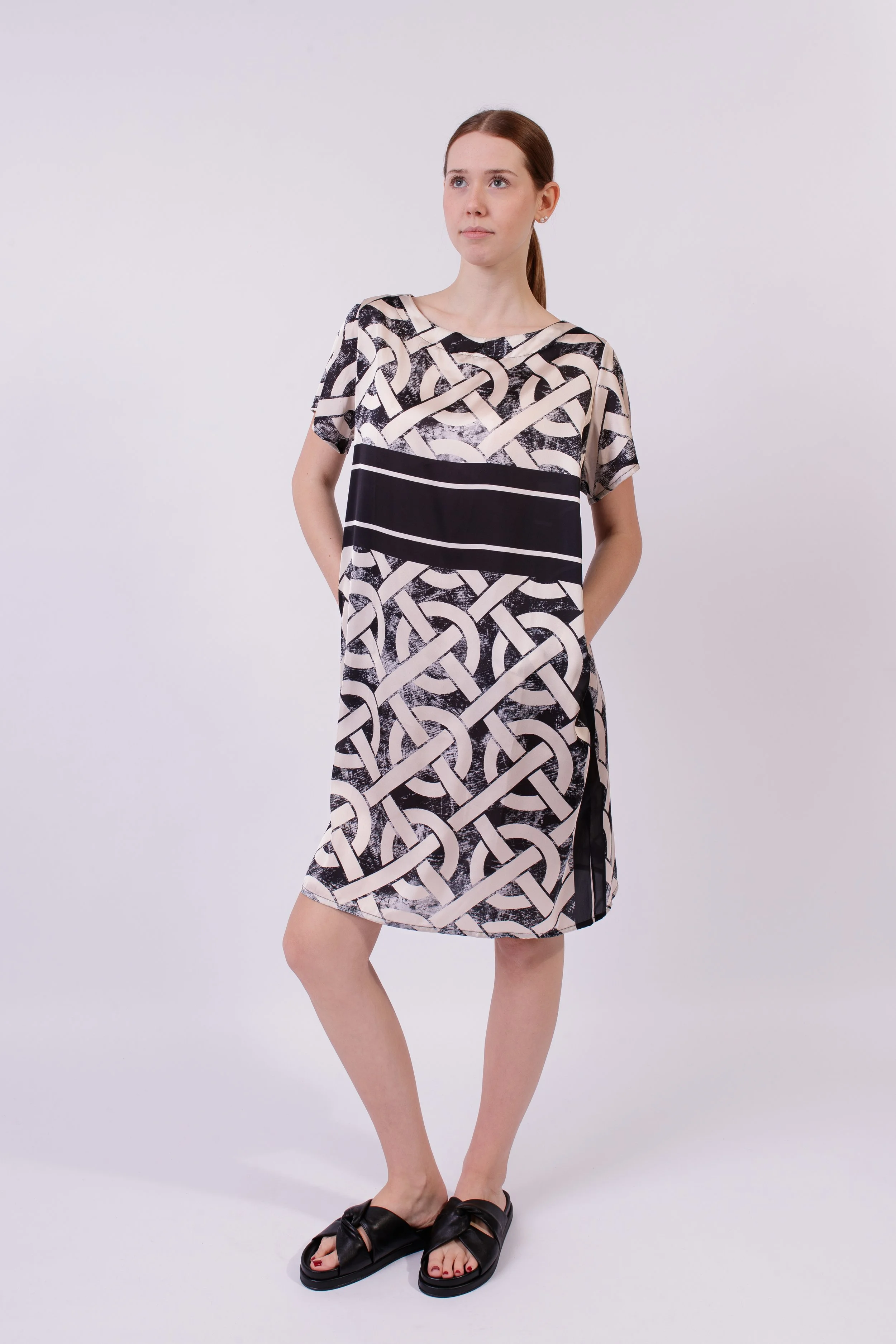 Schlichtes, kurzes Kleid grafischem Print - Art. S20K18