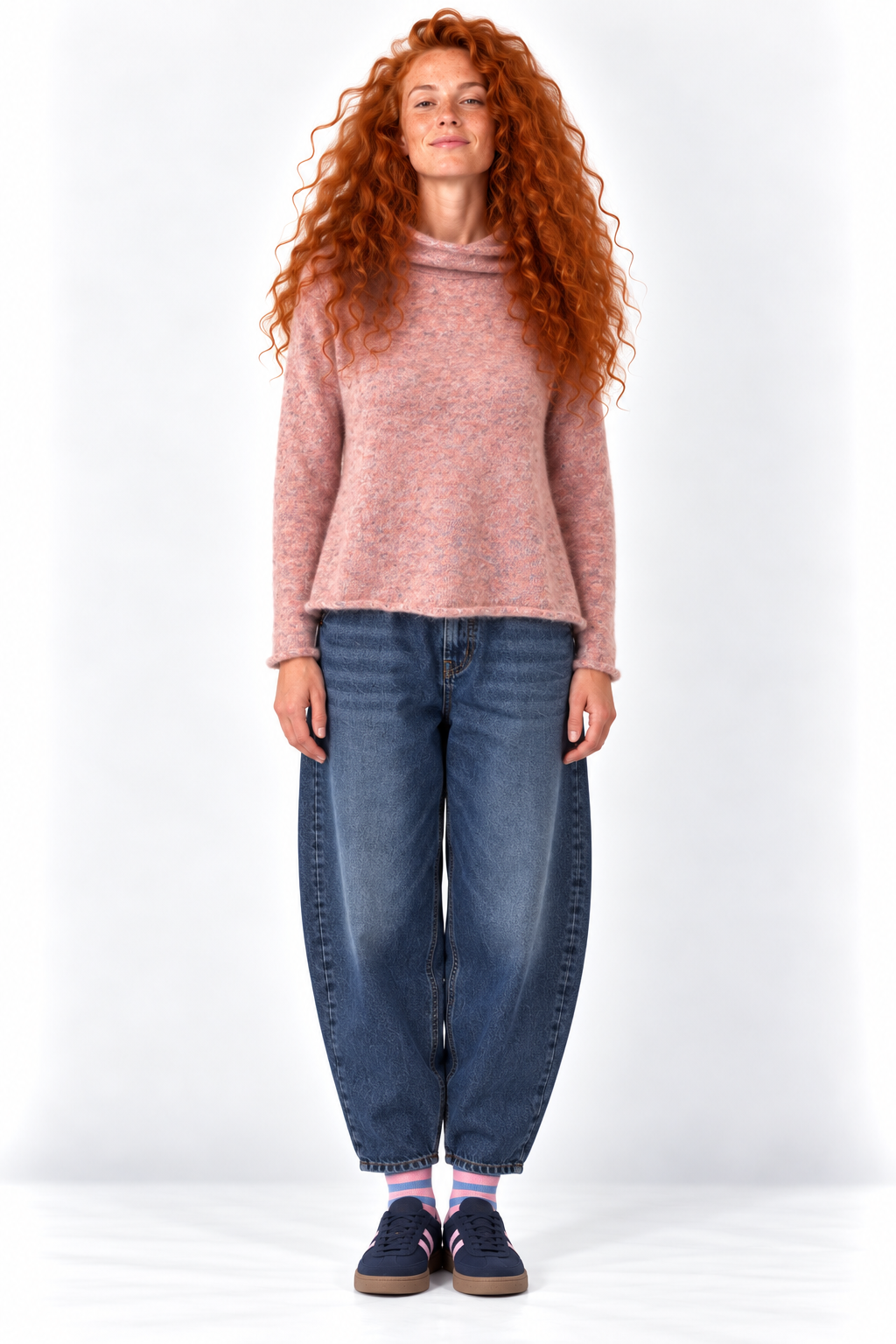 224P09 Kurzer Kuschelpullover mit Kragen in ROSÉ