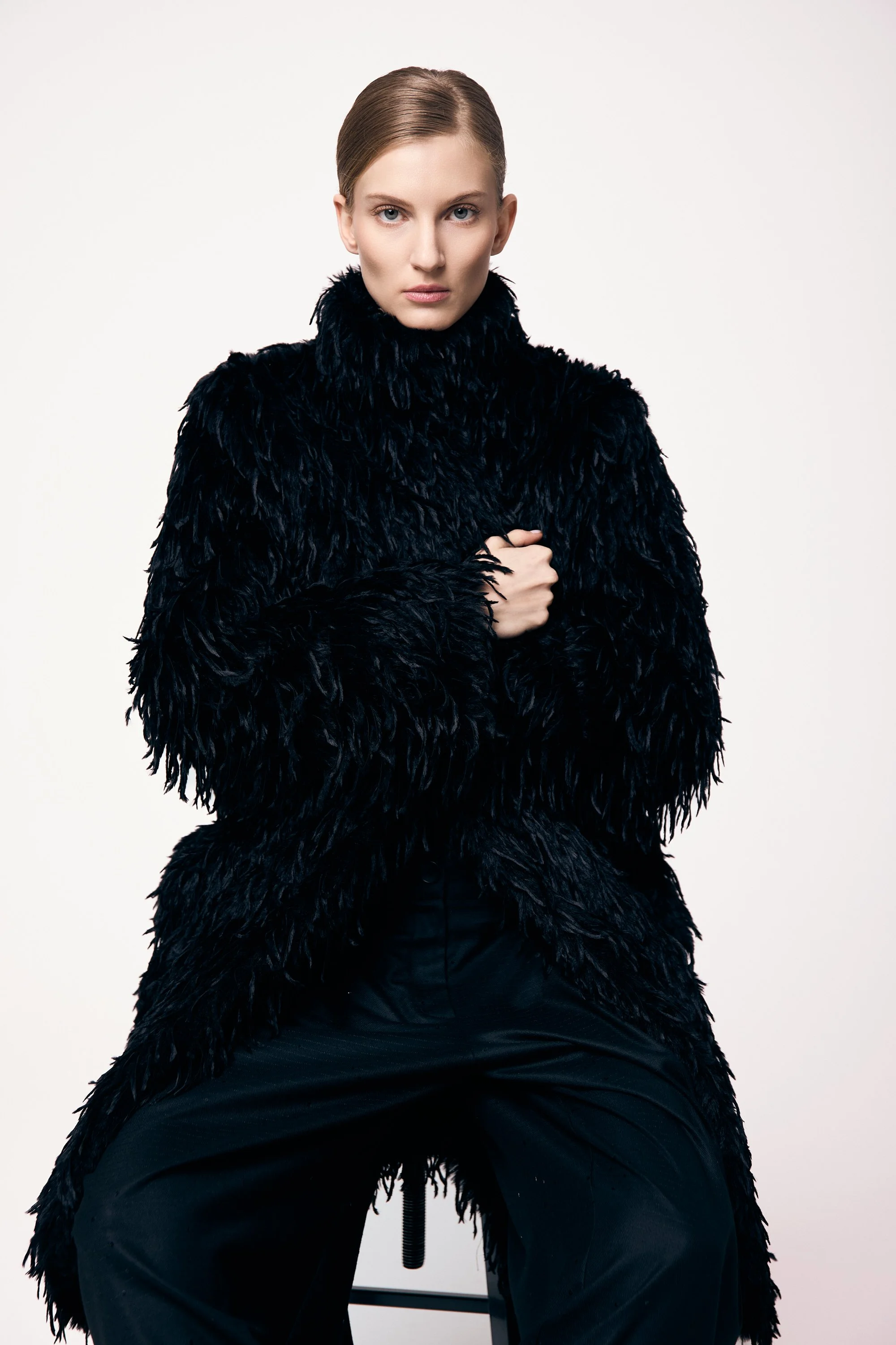 226M04 Super cooler Fake Fur Mantel in NERO