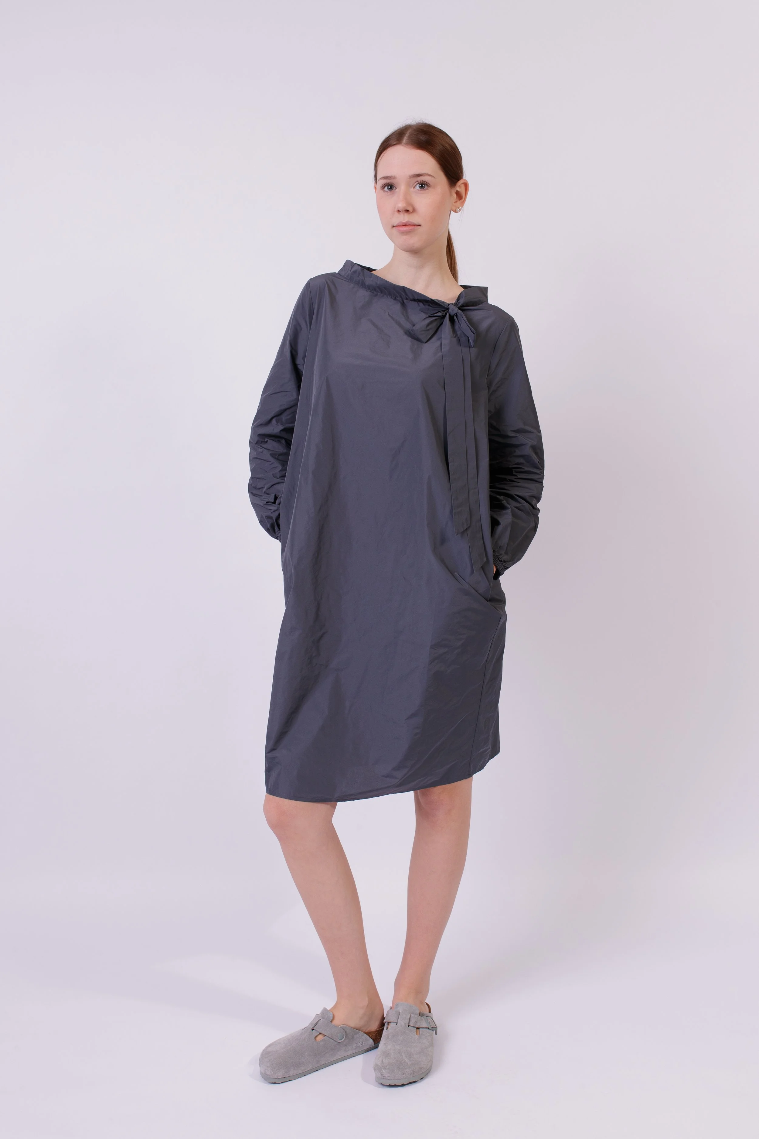 Cooles Kleid "LIGHT TAFFETA" mit Schleifendetail am Ausschnitt Art. 225K09