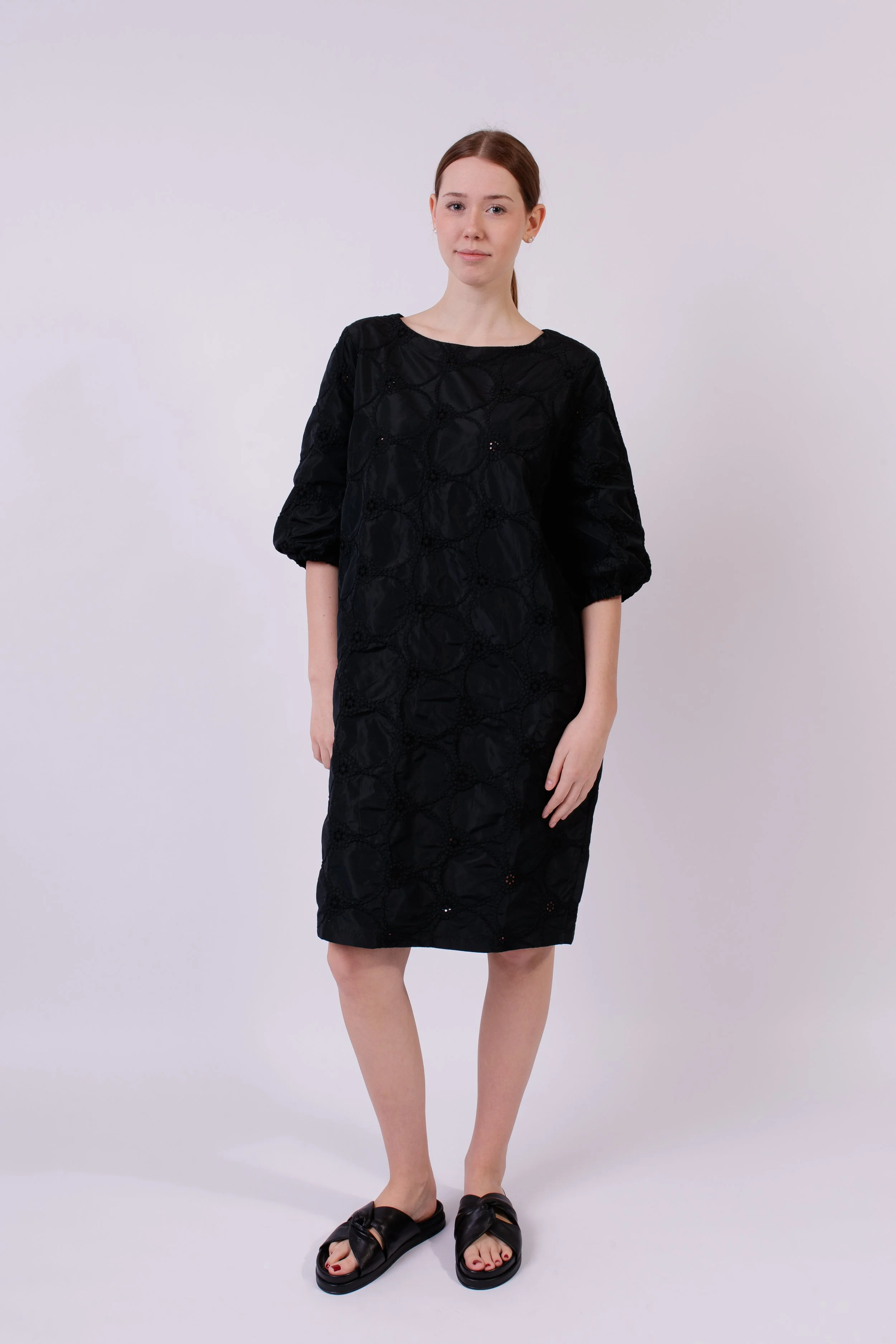 Cooles Kleid "EMBROIDERY TAFFETA" Taft mit Lochstickerei Art. 126K11