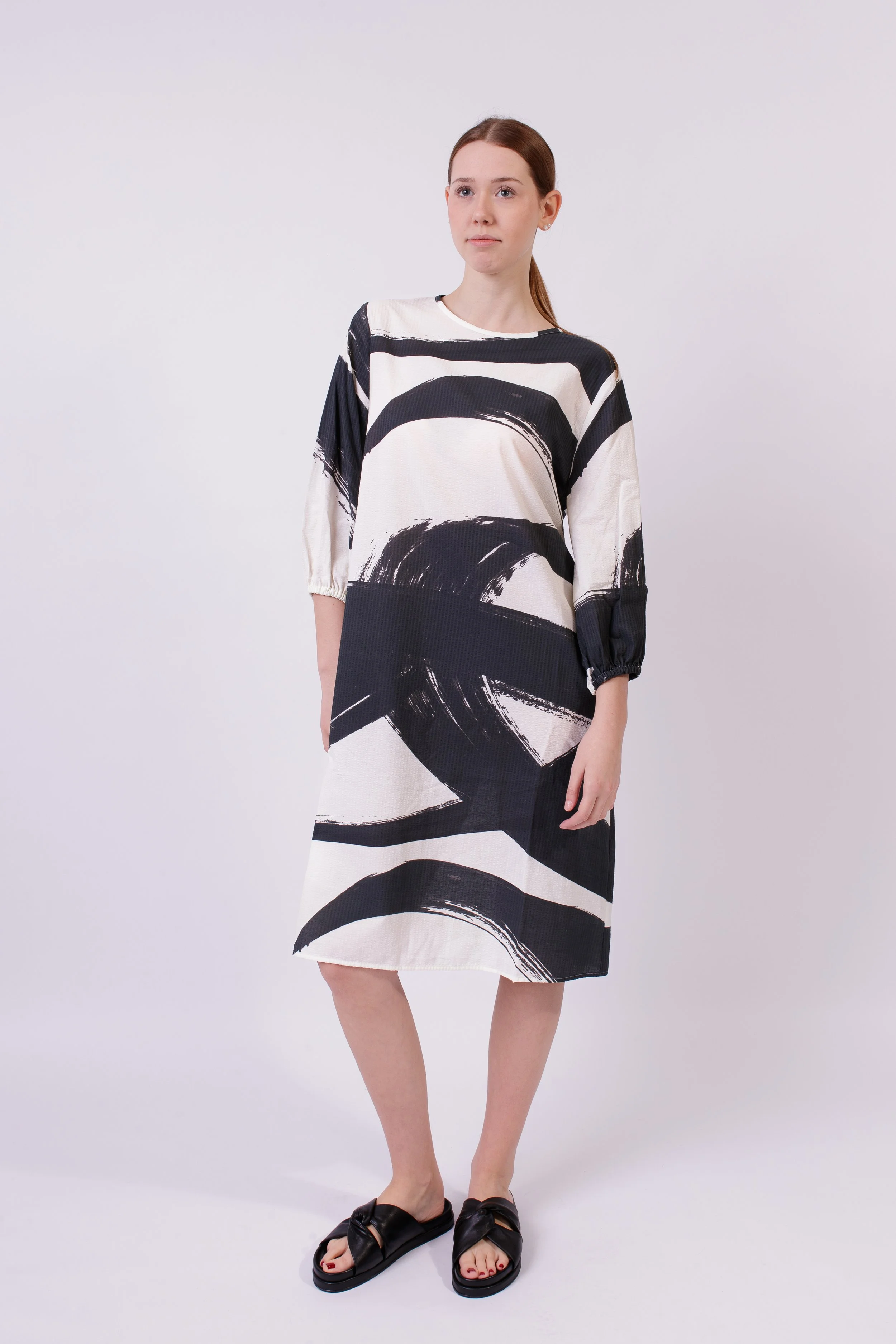 Leichtes Sommerkleid mit coolem Print Art. 126K18