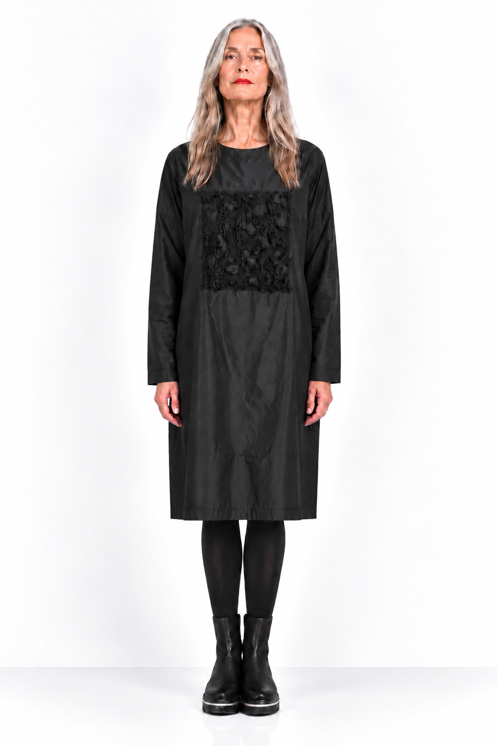 225K06 Taft Light Kleid mit Quadrat Applikation in NERO
