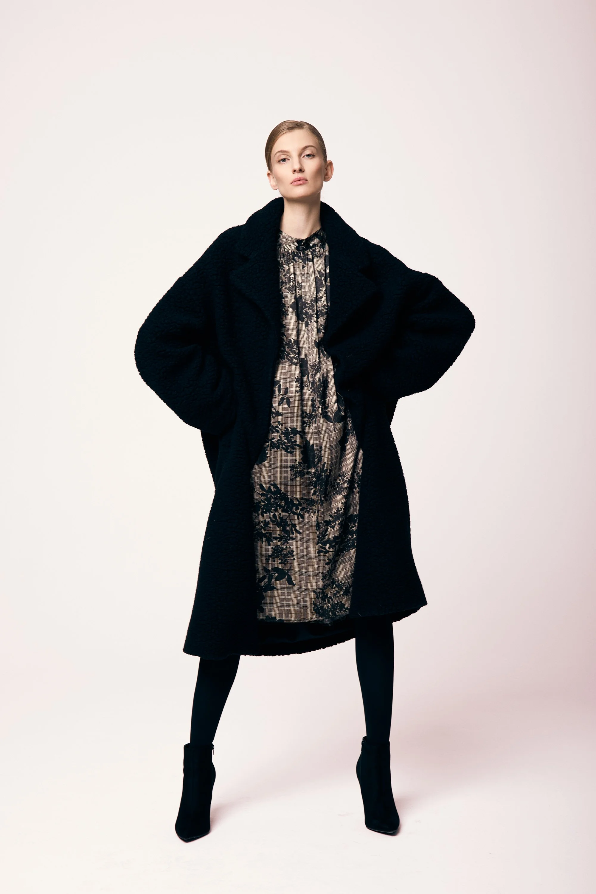 226M03 Lässiger langer Cloud Reversmantel in NERO