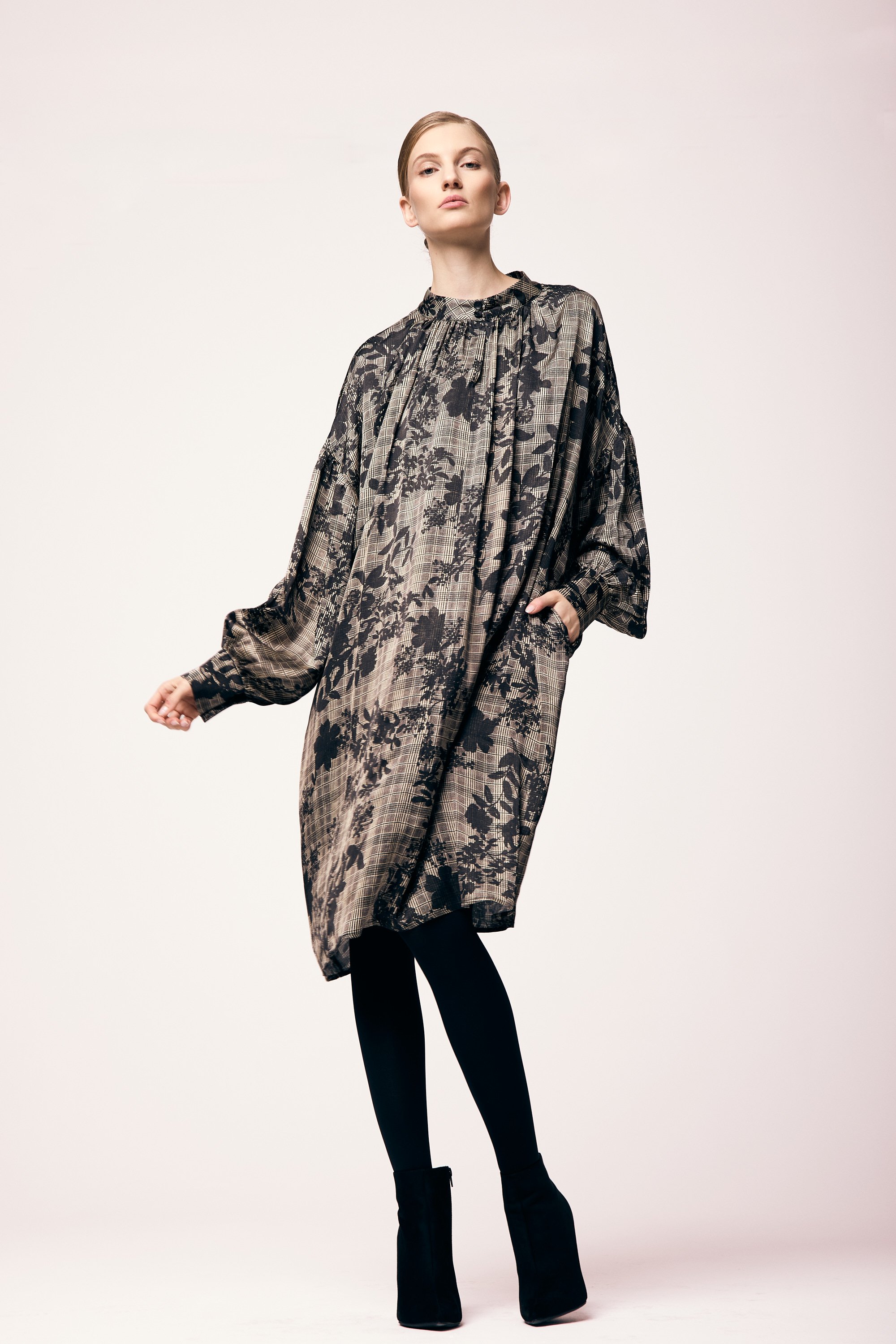 226K02 Schönes Kleid mit Caro Flower Print aus Viscose