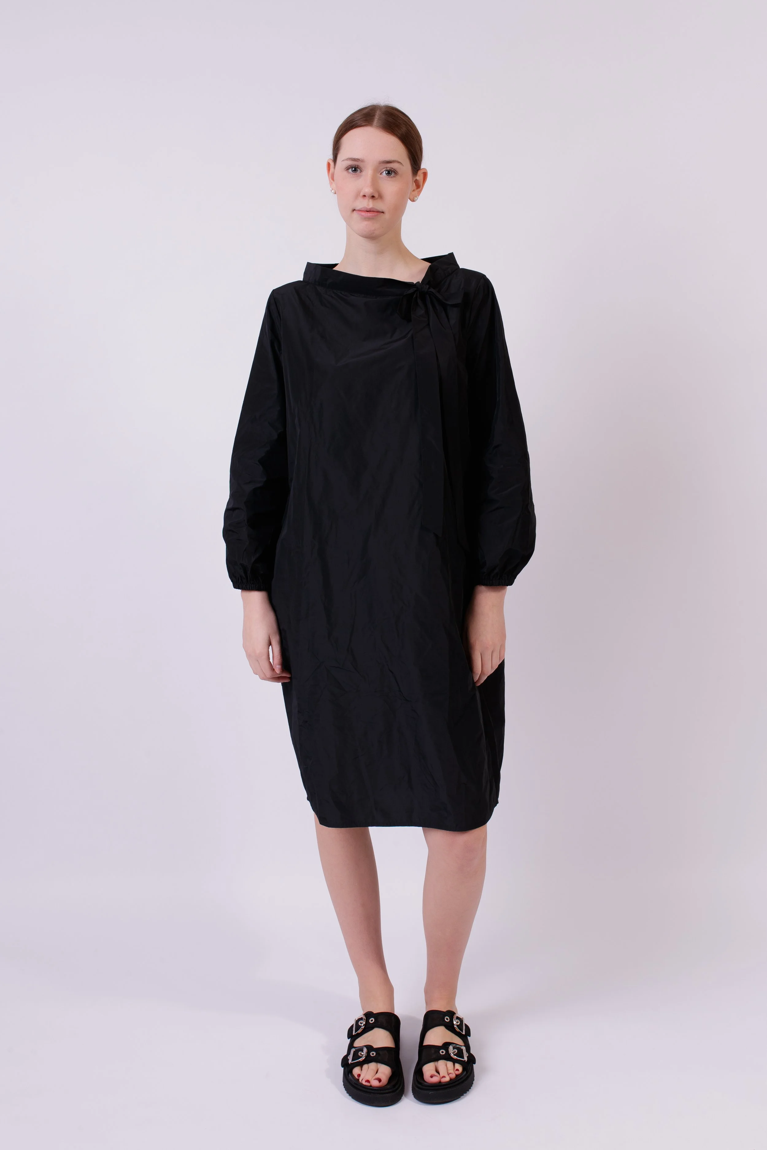 Cooles Kleid "LIGHT TAFFETA" mit Schleifendetail am Ausschnitt Art. 225K09 Nero