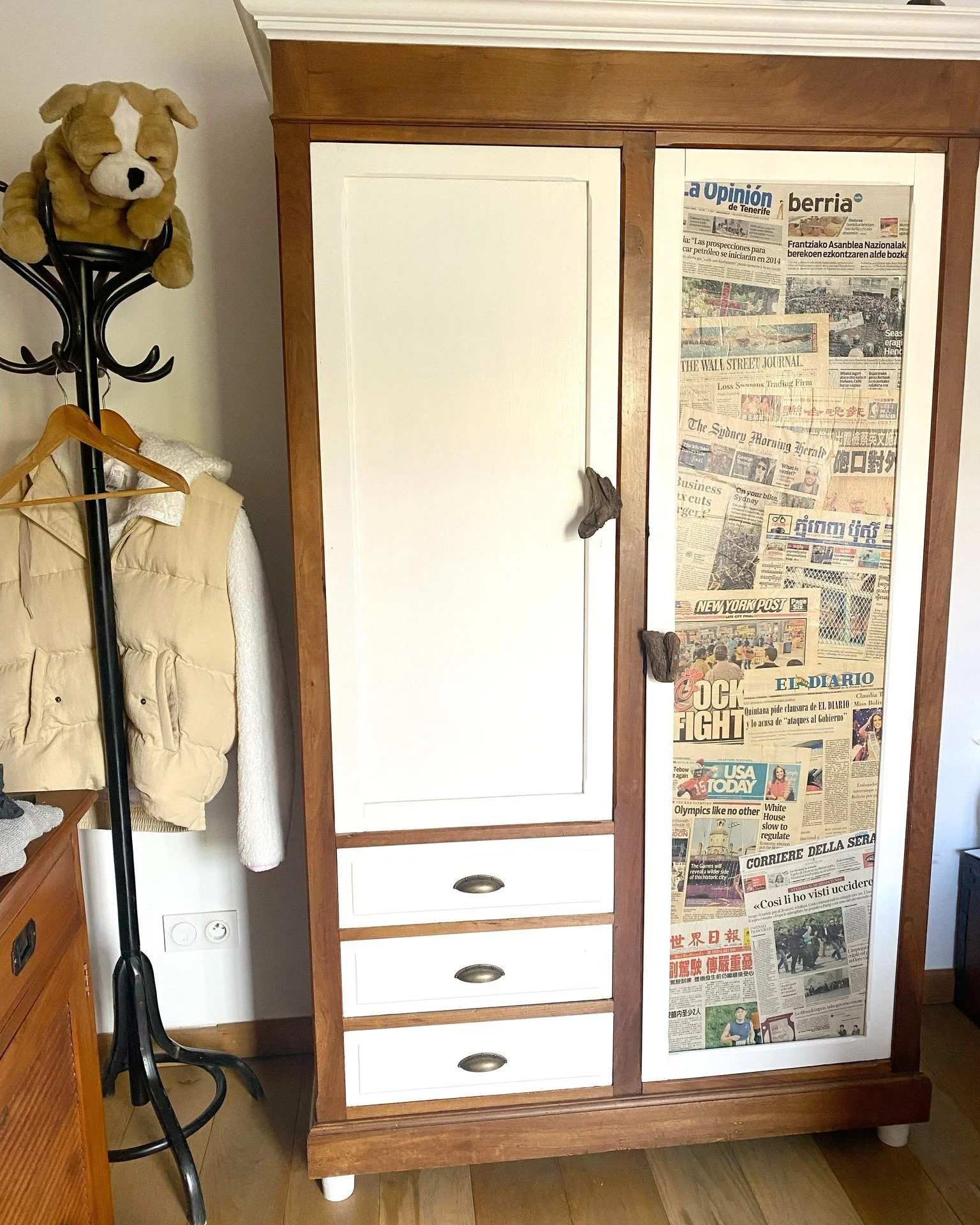 AVANT / APRES 🤎🤍
Vous n'y aviez jamais pens&eacute; ? Mes parents sont les pros du DIY et du changement de d&eacute;cor dans la maison, et c'est gr&acirc;ce &agrave; leur id&eacute;e de journaux sur cette armoire que j'ai eu l'id&eacute;e de vous p