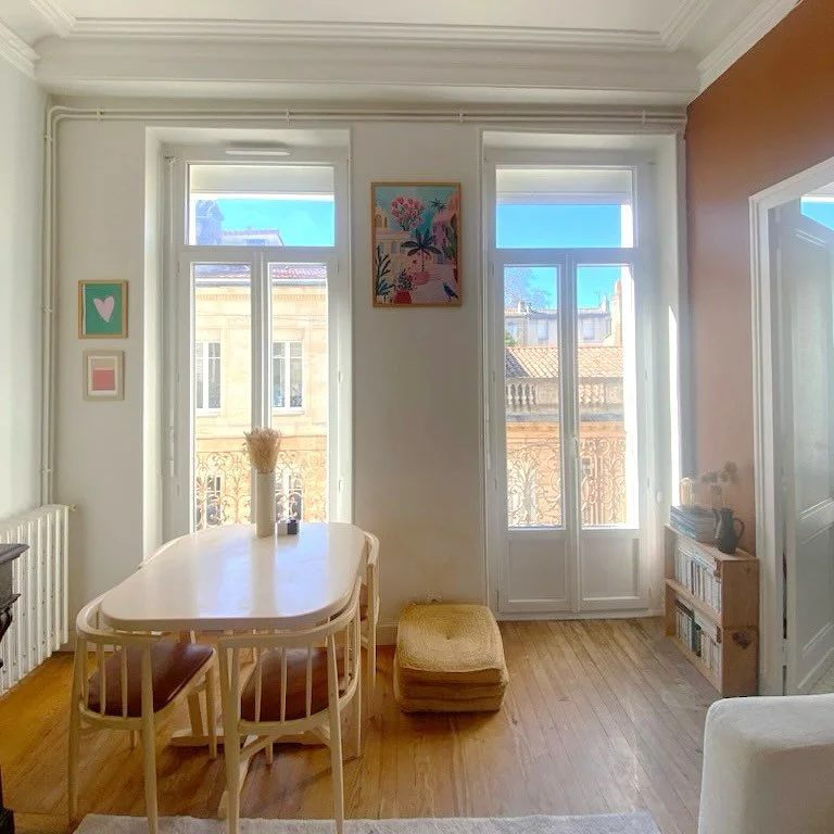 AVANT / APRES 🤎🤍 
N&rsquo;oubliez pas que lorsque vous mettez de la couleur entre deux fen&ecirc;tres, la couleur para&icirc;tra toujours plus fonc&eacute;e car la lumi&egrave;re ne se projette pas dessus ! ☀️
Pensez donc &agrave; ajuster votre cou