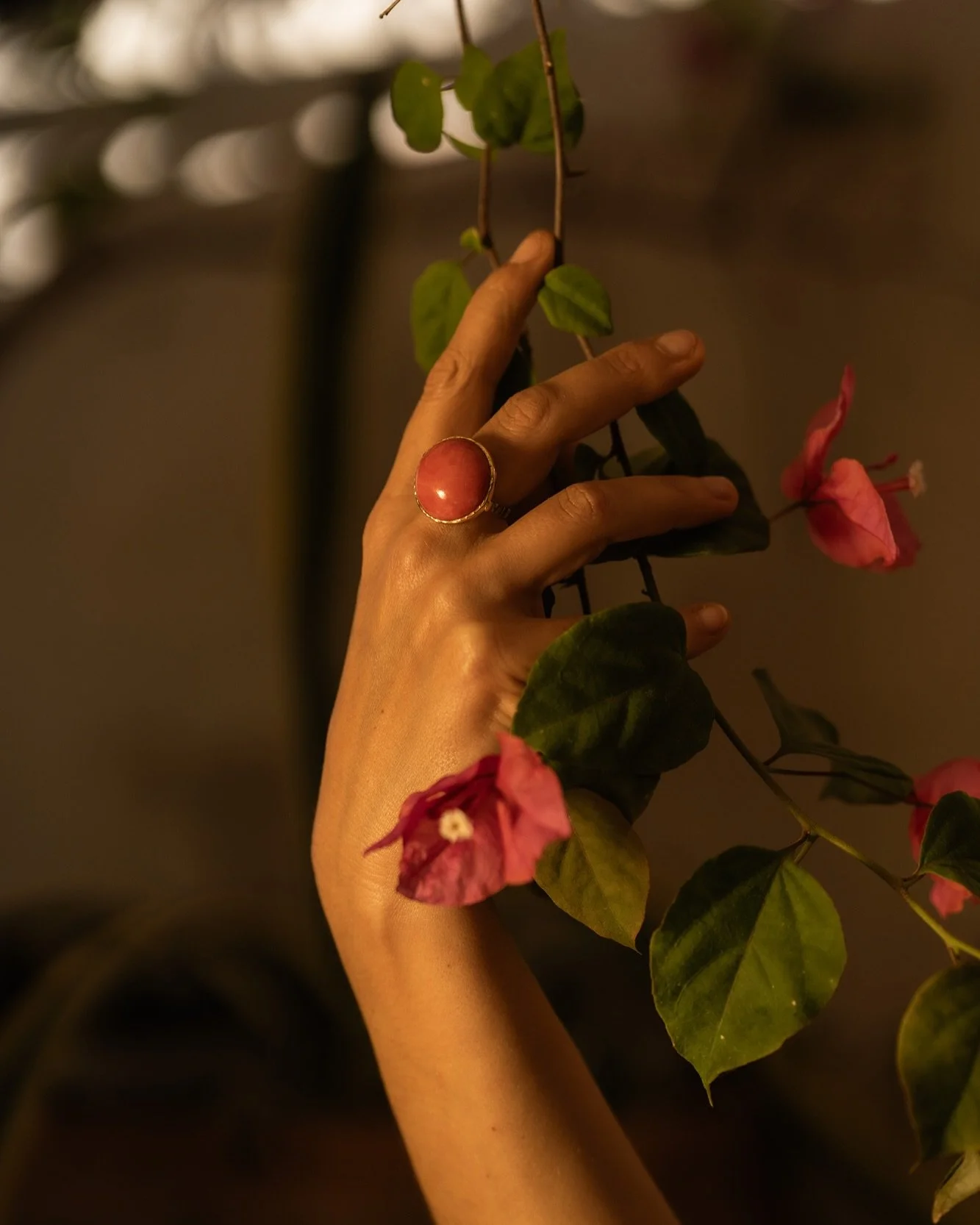 Bellezza e poteri magici ✨

Gli antichi Egizi credevano che il corallo avesse propriet&agrave; protettive e lo utilizzavano per fare amuleti. Gli antichi Romani lo consideravano un simbolo di prosperit&agrave; e lo indossavano come gioiello. Anche in
