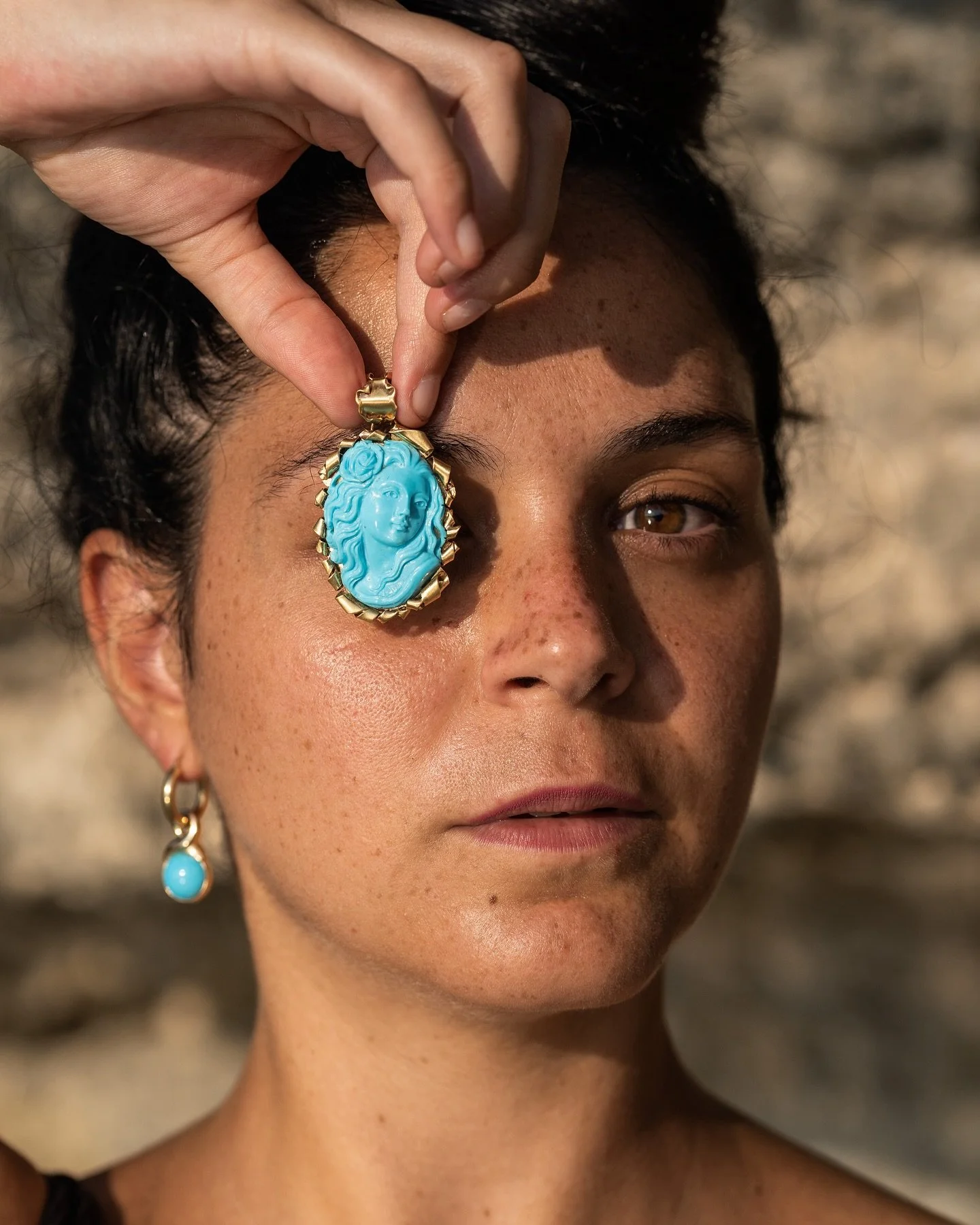 Simona, attrice
Vive tra Roma e Palermo, fugge a Favignana ogni volta che pu&ograve; per riconnettersi con la sua parte pi&ugrave; profonda, intima e naturale.

Le nostre creazioni trovano vita nei volti di chi ama queste isole. Ogni sguardo &egrave;