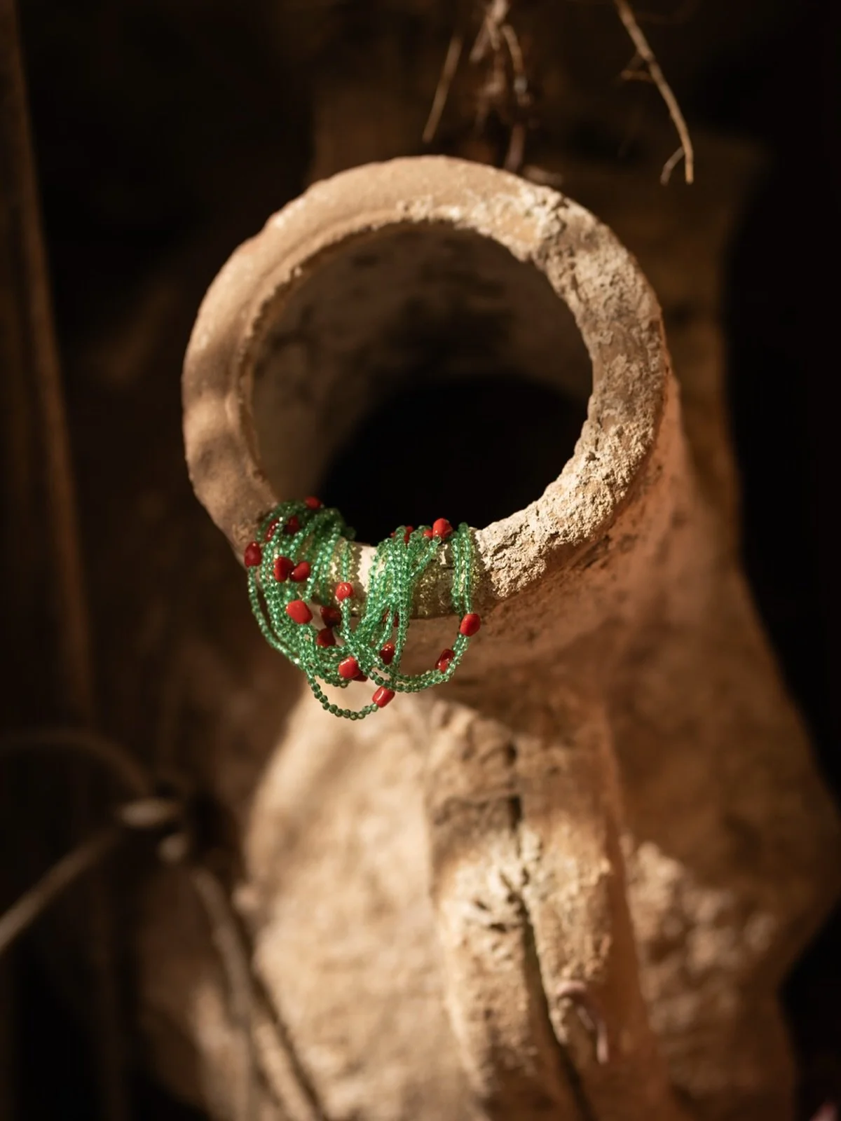 Bracciali con quarzi verdi e corallo, chiusura in oro.

Piccoli pezzi unici, custoditi dentro un&rsquo;anfora, in attesa di incontrare la persona giusta.

Disponibili anche in altri colori.

💎 @salvatore_aleo_favignana 
📸 @fulviabernacca

#aleo #al