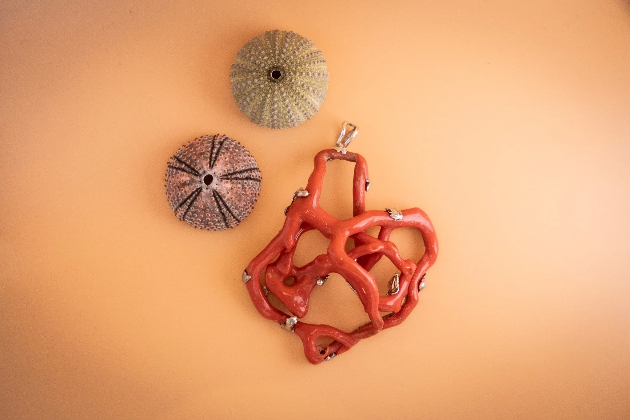 Questo ciondolo nasce da un ramo di corallo.
Non lo abbiamo corretto, n&eacute; addomesticato.

Abbiamo scelto di mantenere la sua forma,
la sua direzione, la sua naturalezza.

Perch&eacute; a volte il gesto pi&ugrave; giusto
&egrave; non intervenire