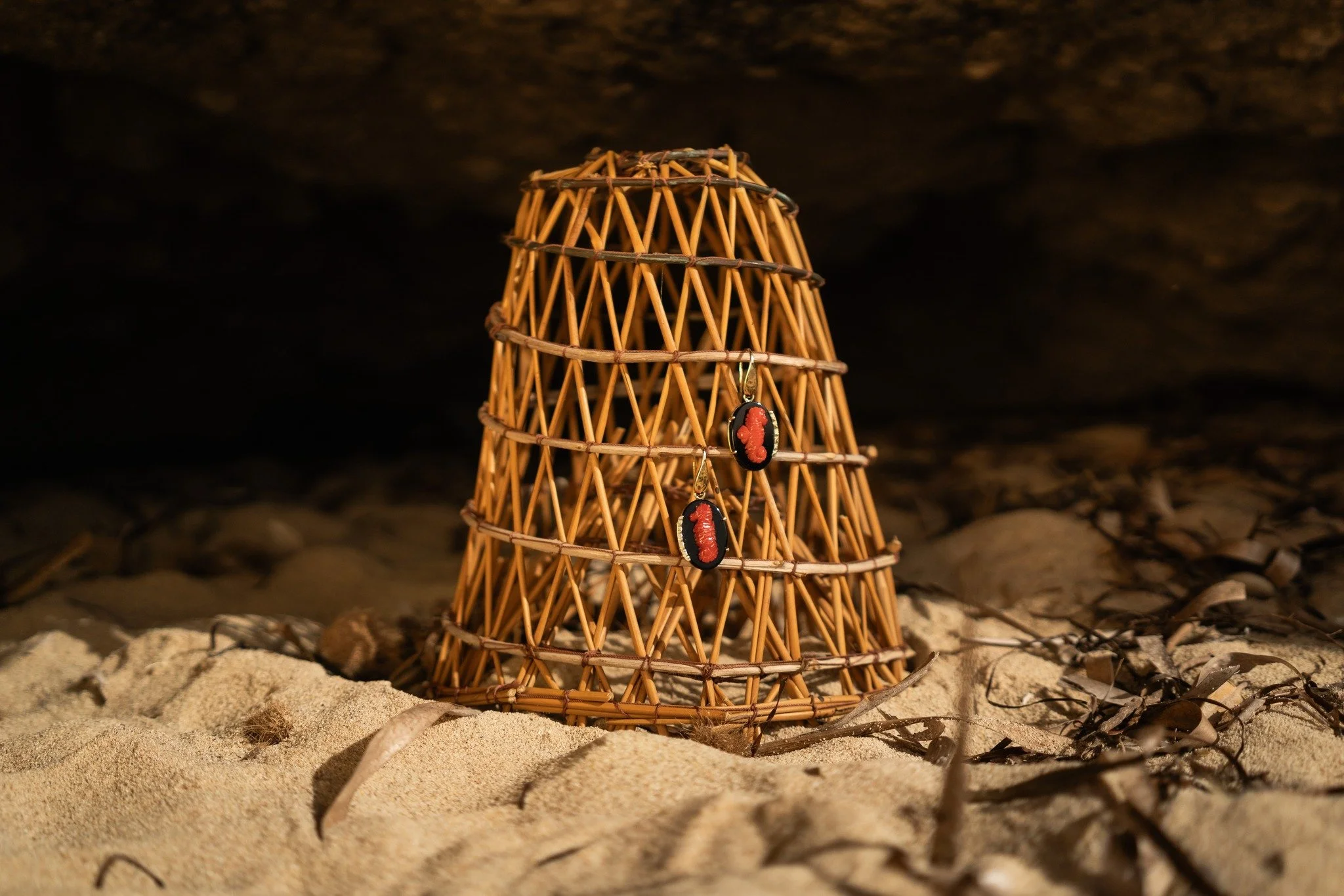 Ci chiedono spesso da dove nascono i gioielli Aleo.
La risposta non &egrave; solo nelle pietre, nel corallo o nell&rsquo;oro. Nascono da un luogo. Dal mare che cambia colore durante il giorno, dalla luce forte dell&rsquo;estate, dal silenzio dell&rsq