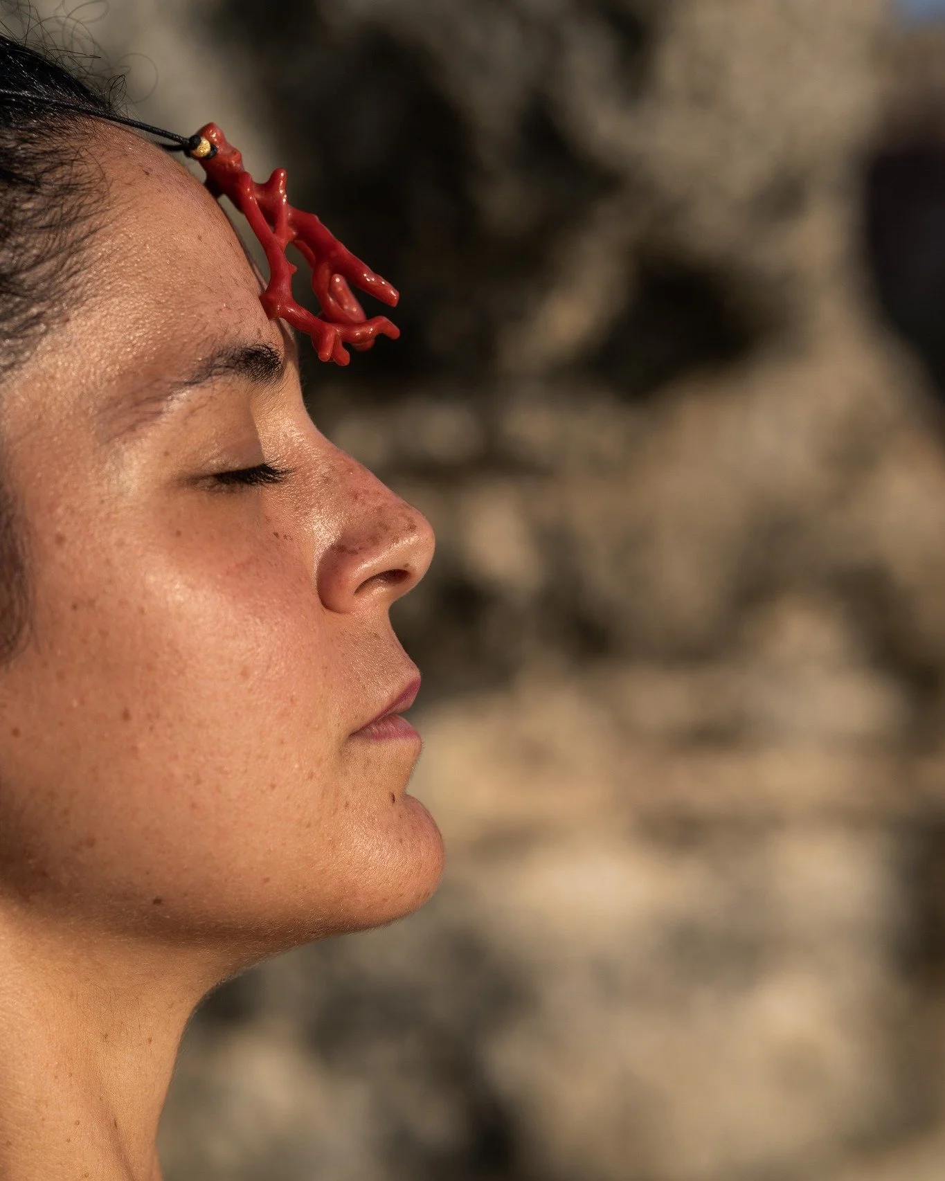 Ogni gioiello Aleo ha una storia che inizia molto prima delle nostre mani.
Un piccolo ramo di corallo, irregolare, vivo, con una forma che non abbiamo voluto cambiare.

Alcune materie chiedono solo di essere accompagnate. Abbiamo conservato la sua di