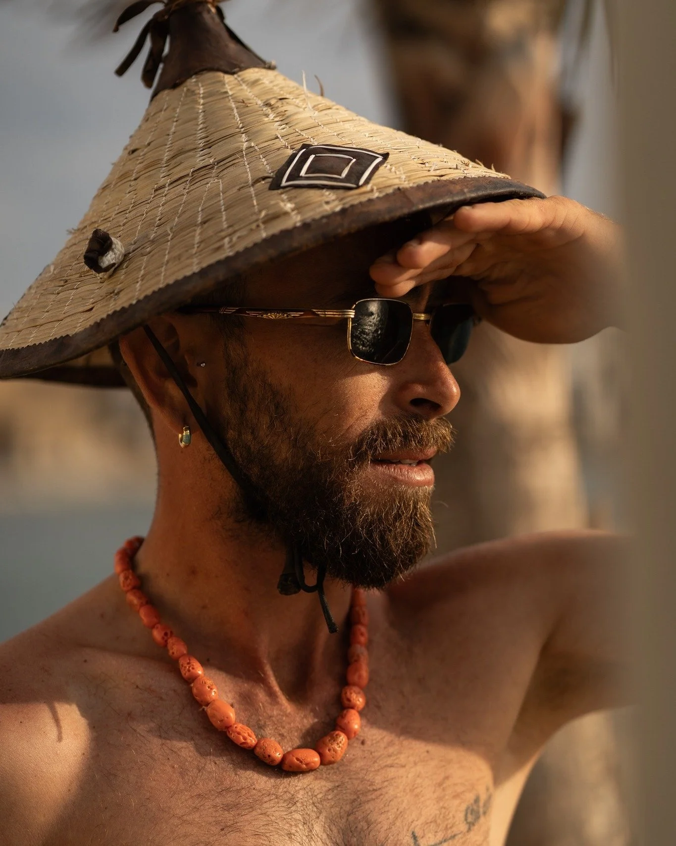 Mare negli occhi
Corallo grezzo al collo.

Ascoltiamo la materia,
rispettiamo la forma,
per lasciare che resti unica.

Per questo ogni gioiello Aleo
non pu&ograve; essere replicato.
Nasce una sola volta.
E trova una sola persona.

📸 @fulviabernacca 