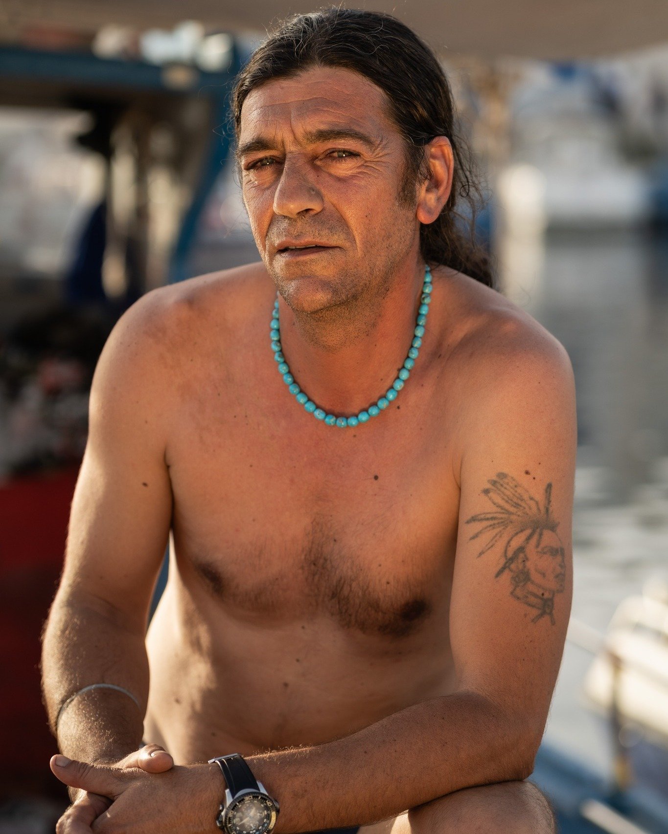 Non esistono gioielli pensati per qualcuno soltanto.
Esistono incontri.

Questa collana in turchese, indossata da un pescatore,
non nasce per definire, ma per accompagnare.
Un gesto semplice, quotidiano, che diventa parte di chi la porta.

Aleo non s