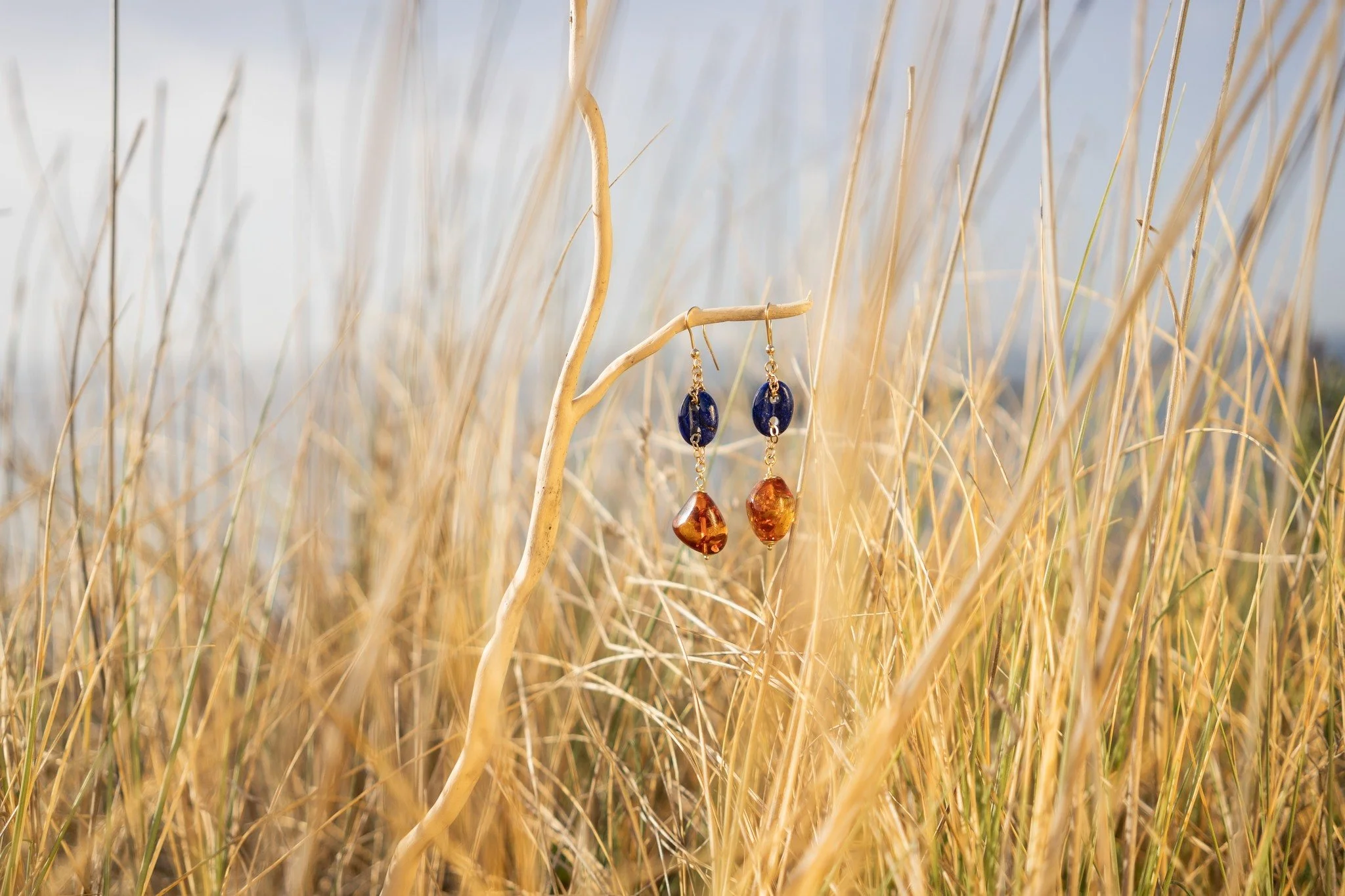 Ci sono gioielli che non nascono per stare separati dalla natura.

Questi orecchini portano con s&eacute; la materia da cui provengono:
pietre, ambra, forme che non abbiamo forzato,
ma semplicemente accompagnato.

Indossarli &egrave; un gesto semplic