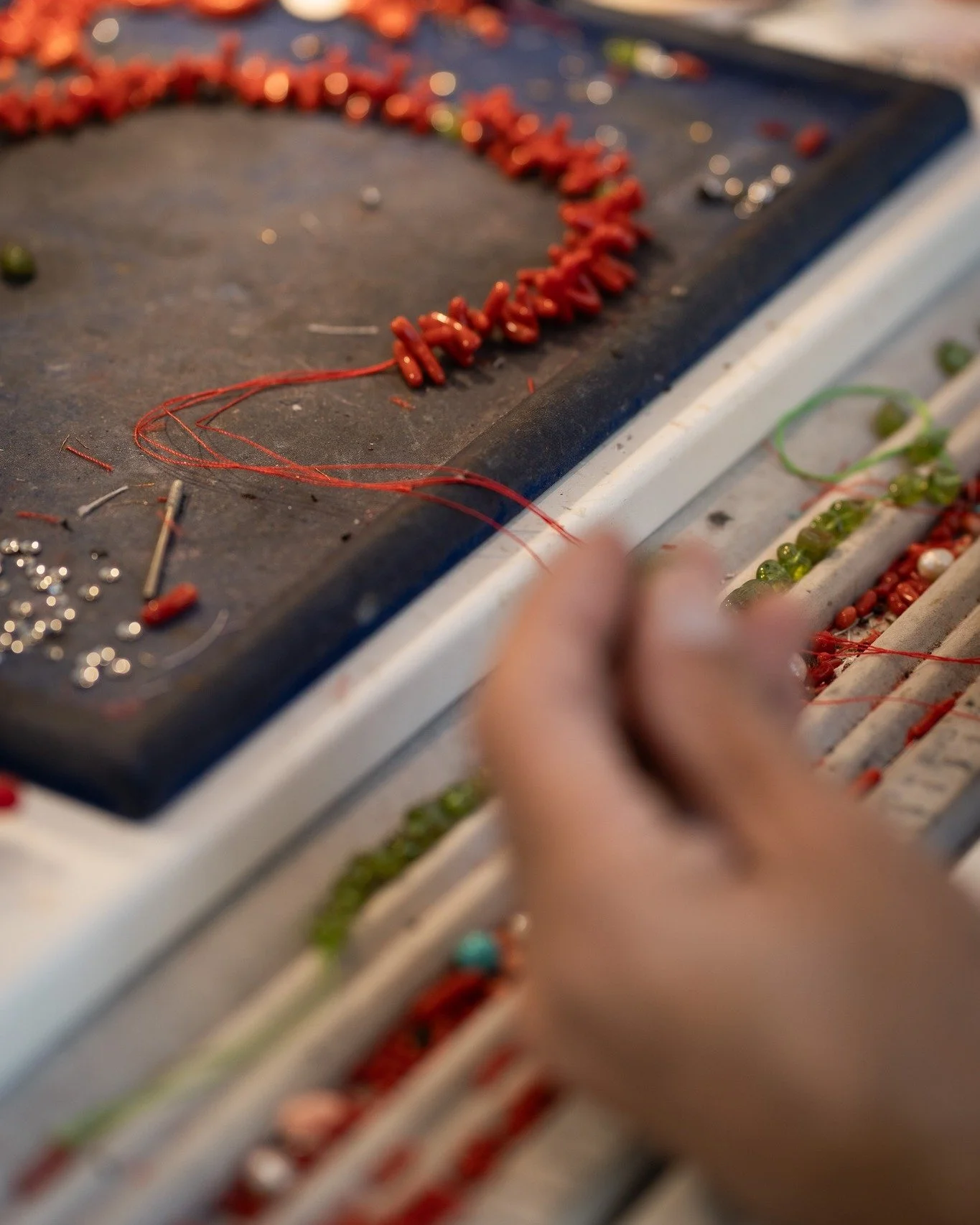 Salvatore lavora cos&igrave;, da sempre.

Le mani conoscono la materia,
sanno dove fermarsi, dove insistere,
quando &egrave; il momento di non intervenire.

Ogni gioiello nasce da questo gesto lento,
ripetuto nel tempo, imparato giorno dopo giorno.


