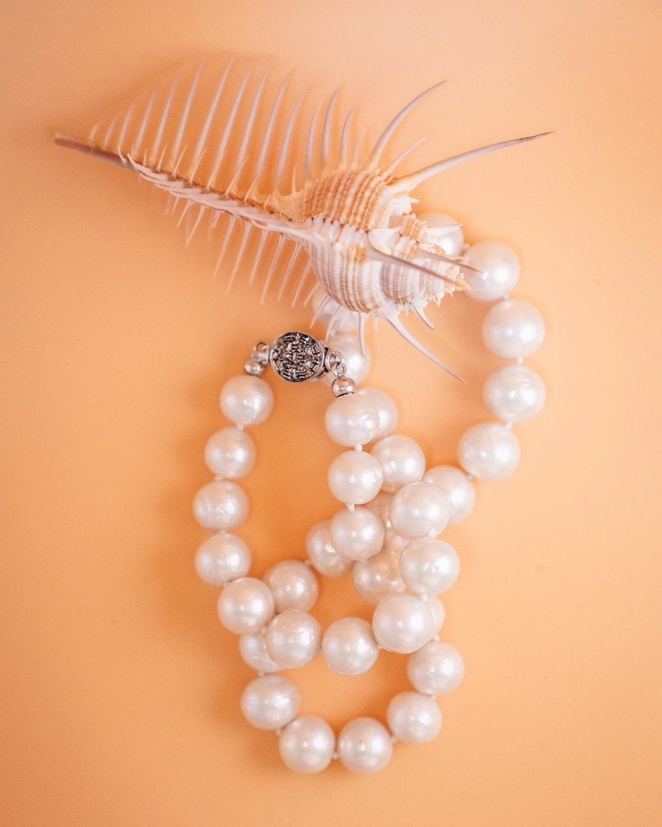 Basta un filo di perle
per sentirsi a proprio agio.

Le indossi senza pensarci,
e tutto torna al suo posto.
Anche il sorriso.

📸 @fulviabernacca 

@salvatore_aleo_favignana 

#aleo #aleogioielli #gioiellifavignana #egadigioielli #favignana #marettim