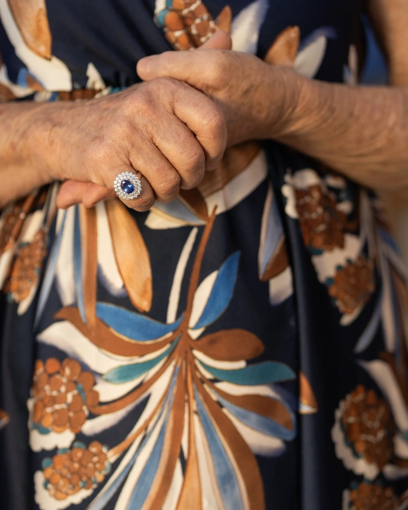Sulle mani di chi ha visto il tempo scorrere,
un anello resta.

Non conosce et&agrave;,
non ha fretta.
Solo una presenza che continua a raccontare la sua storia.

📸@fulviabernacca 

@salvatore_aleo_favignana 

#aleo #aleogioielli #gioiellifavignana 
