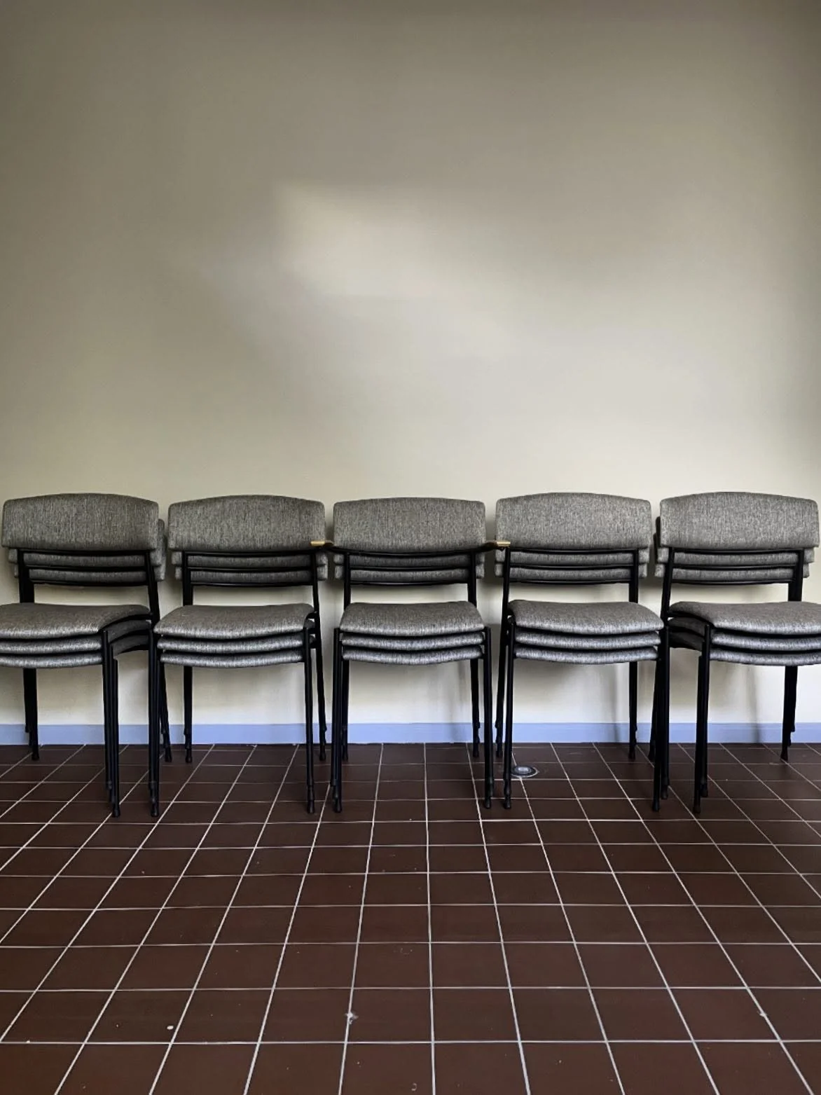 Ett g&auml;ng stolar till ett bibliotek som f&aring;tt ny stoppning, ny kl&auml;dsel och nya tassar och voil&agrave;- stolarna &auml;r som nya! 

#l&auml;ngelevegamlam&ouml;bler #kl&auml;omm&ouml;bler #cirkul&auml;rekonomi #cirkul&auml;rkonsumtion #t