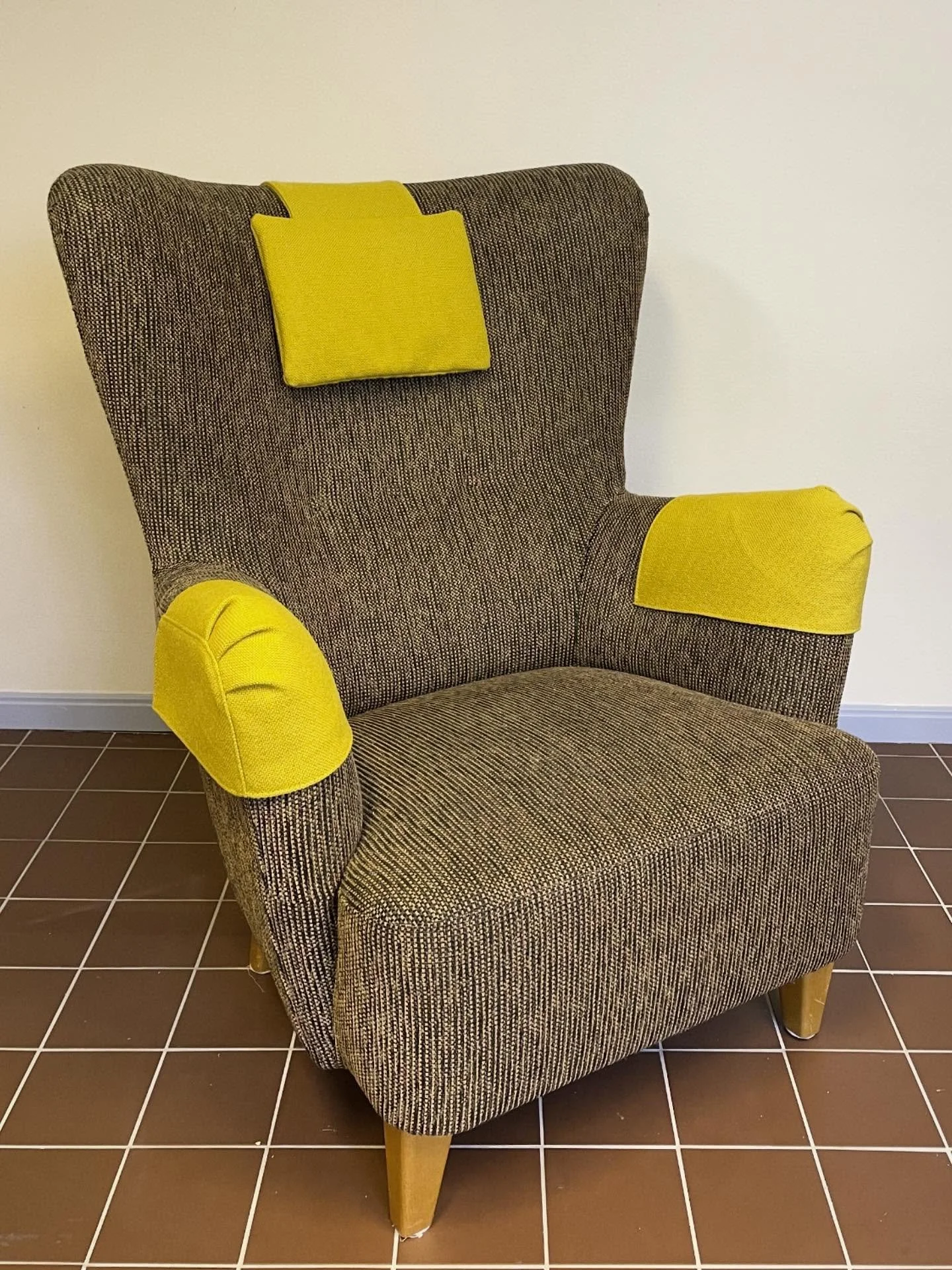 Ibland r&auml;cker det med sm&aring; medel f&ouml;r att pigga upp en lite sliten favoritf&aring;t&ouml;lj. Denne gulliga har t.ex f&aring;tt ny nackkudde och armst&ouml;dsskydd i gult💛 

#tapetserarm&auml;stare #tapetserare #m&ouml;beltapetsering #u