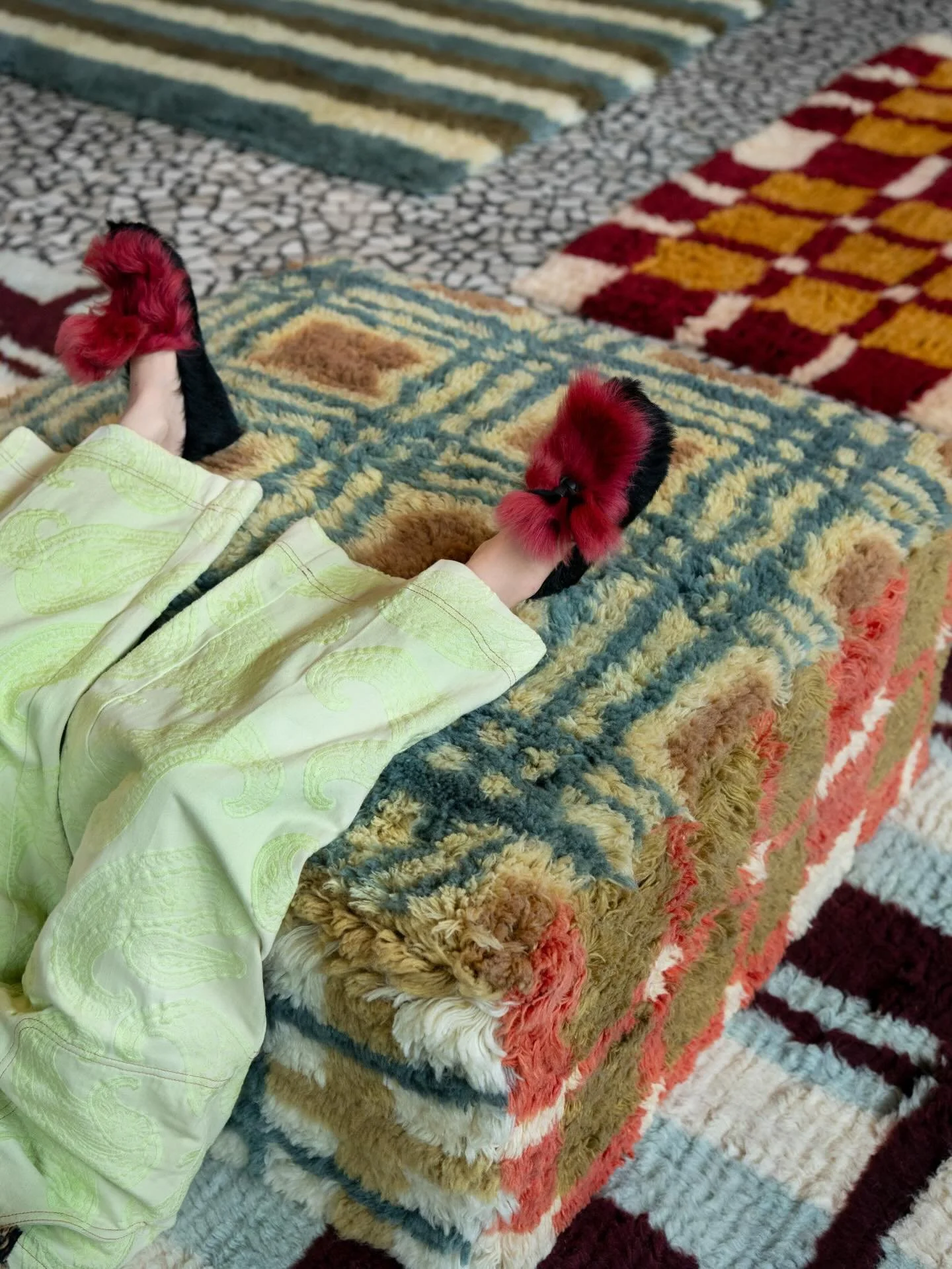 Jag har gjort ryapuffar! Dom schysta spirorna tillh&ouml;r min geniala kompis @evelina.kroon som &aring;ter igen levererar det snyggaste t&auml;nkbara att l&auml;gga p&aring; ett golv🫠 i samarbete med @layered_official 

Foto: Andy Liffner f&ouml;r 