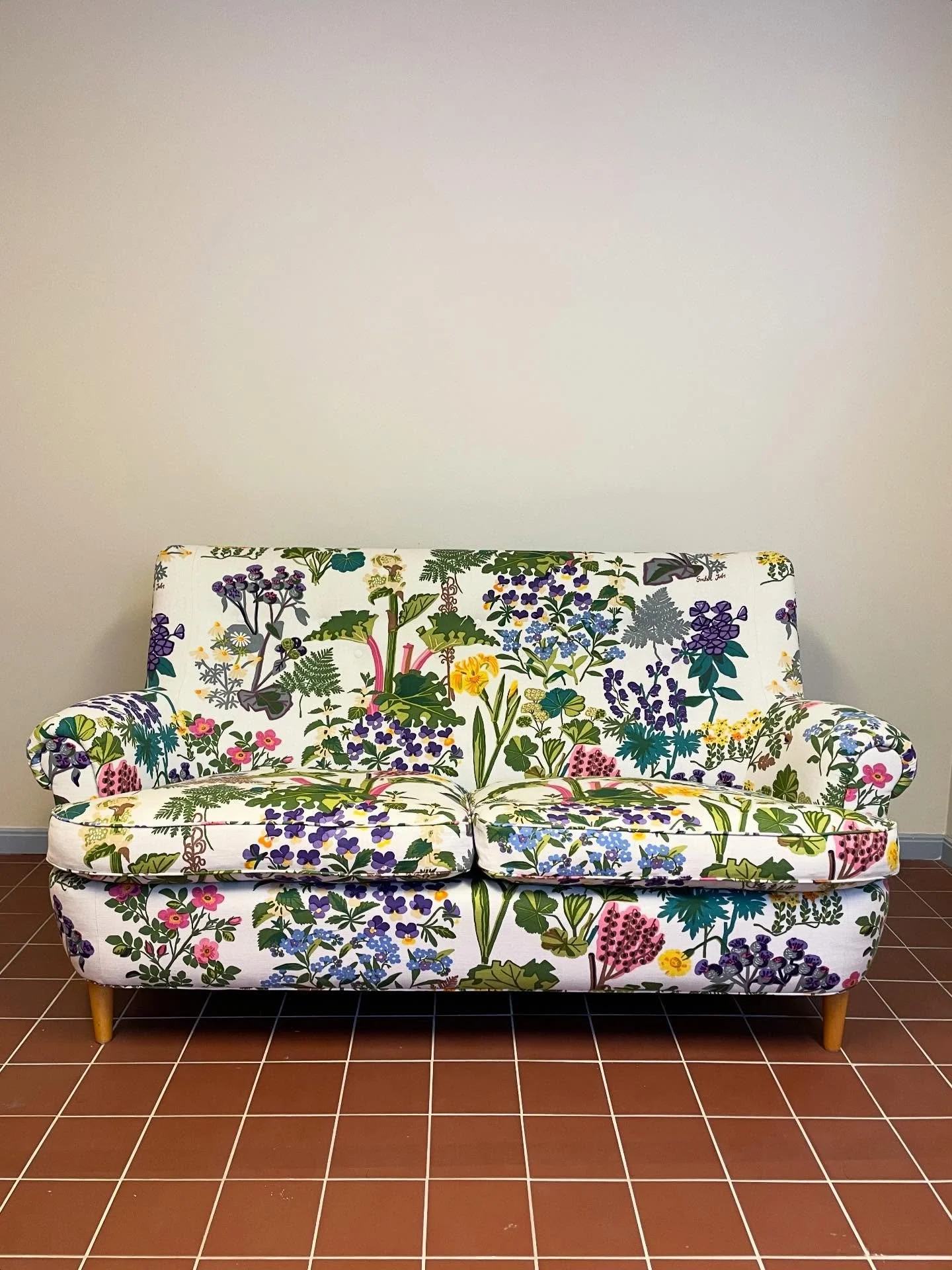 Sommar i verkstan🪻🌸🌷🌱🌞 Hemmakv&auml;ll med armst&ouml;dsskydd omkl&auml;dd i Gocken Jobs Rabarber❣️ 

#gockenjobs #jobshandtryck #jobstyg #omkl&auml;dsel #upholstery #tapetserare #m&ouml;beltapetsering #repareramera #&aring;terbruk #auktion #auk