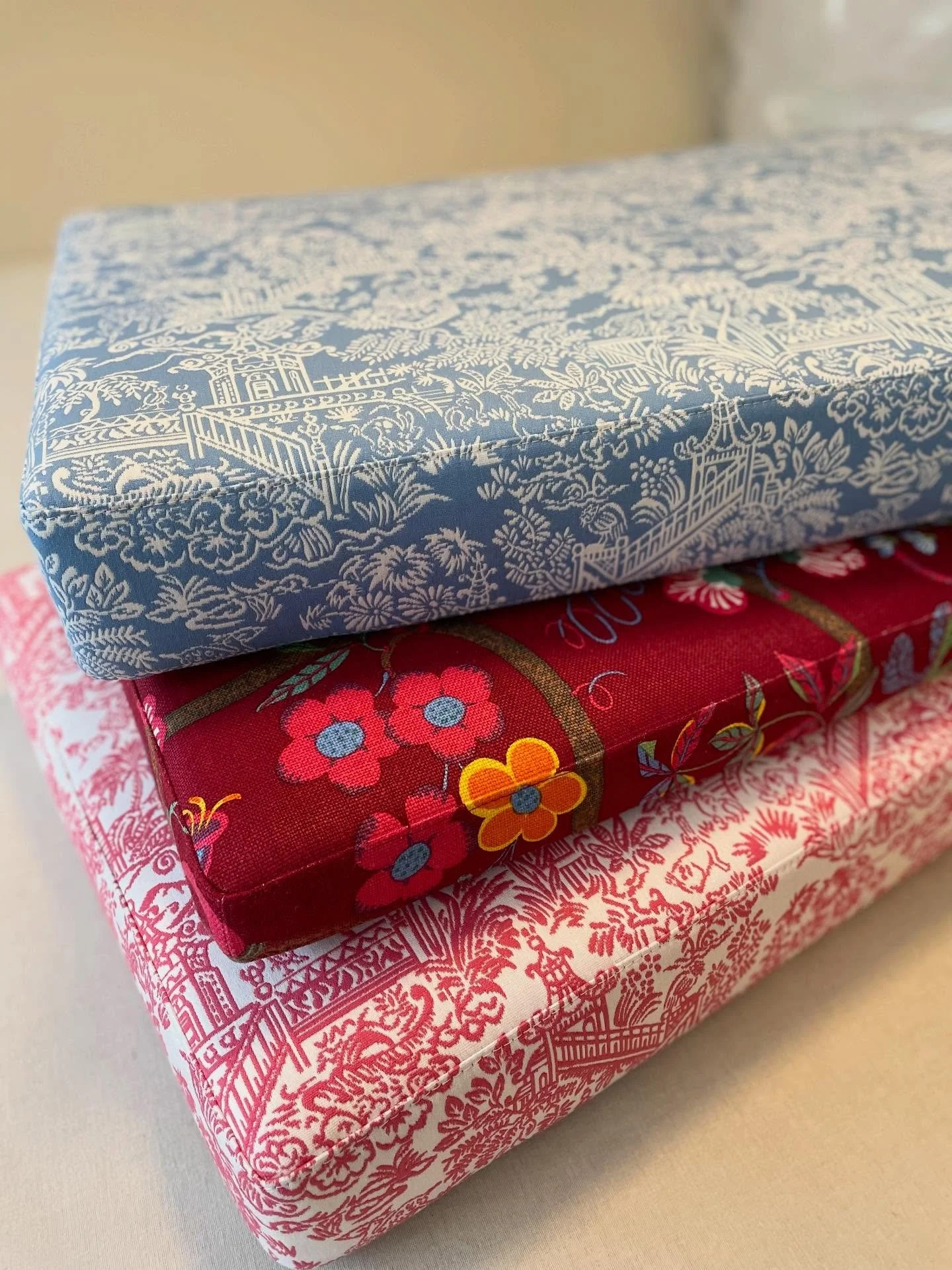 Vem vill inte ha en mjuk dyna att sitta p&aring;? R&auml;ck upp en 🖐️ Ingen? Nej trodde v&auml;l det. Till b&auml;nken i hallen, den platsbyggda k&ouml;ksb&auml;nken, l&auml;sh&ouml;rnan, badrummet, sovrummet, utem&ouml;beln, f&ouml;nsternischen, ba