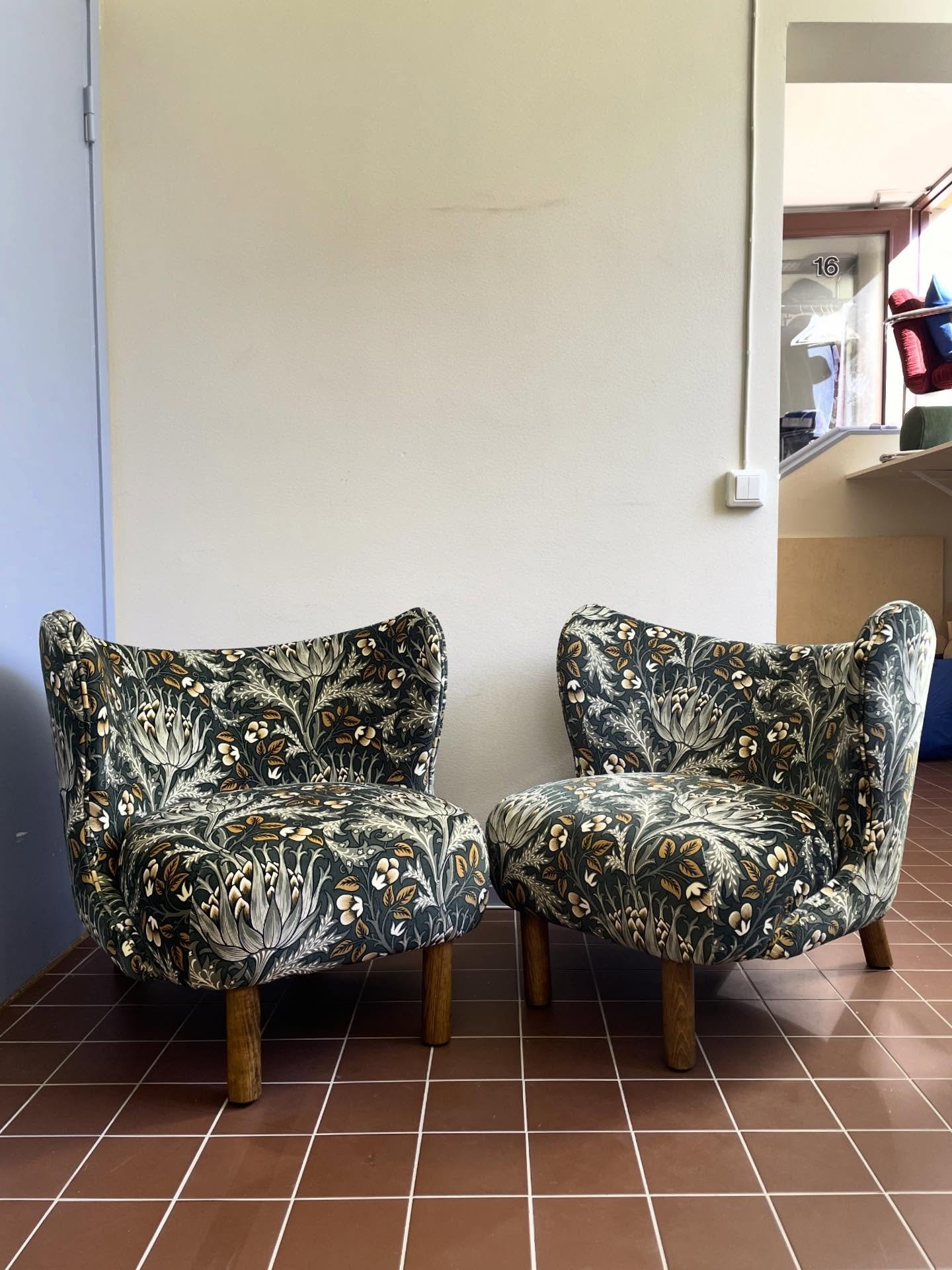 Tv&aring; av sex f&aring;t&ouml;ljer till Soho House Stockholm, kl&auml;dda i Morris Artichoke velvet🧡 

#sohohousestockholm #sohohousedesign #williammorris #upholstery #m&ouml;beltapetsering