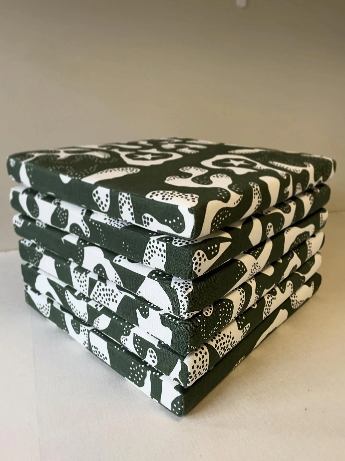 #joseffrank #svenskttenn #cushion #upholstery #m&ouml;beltapetsering