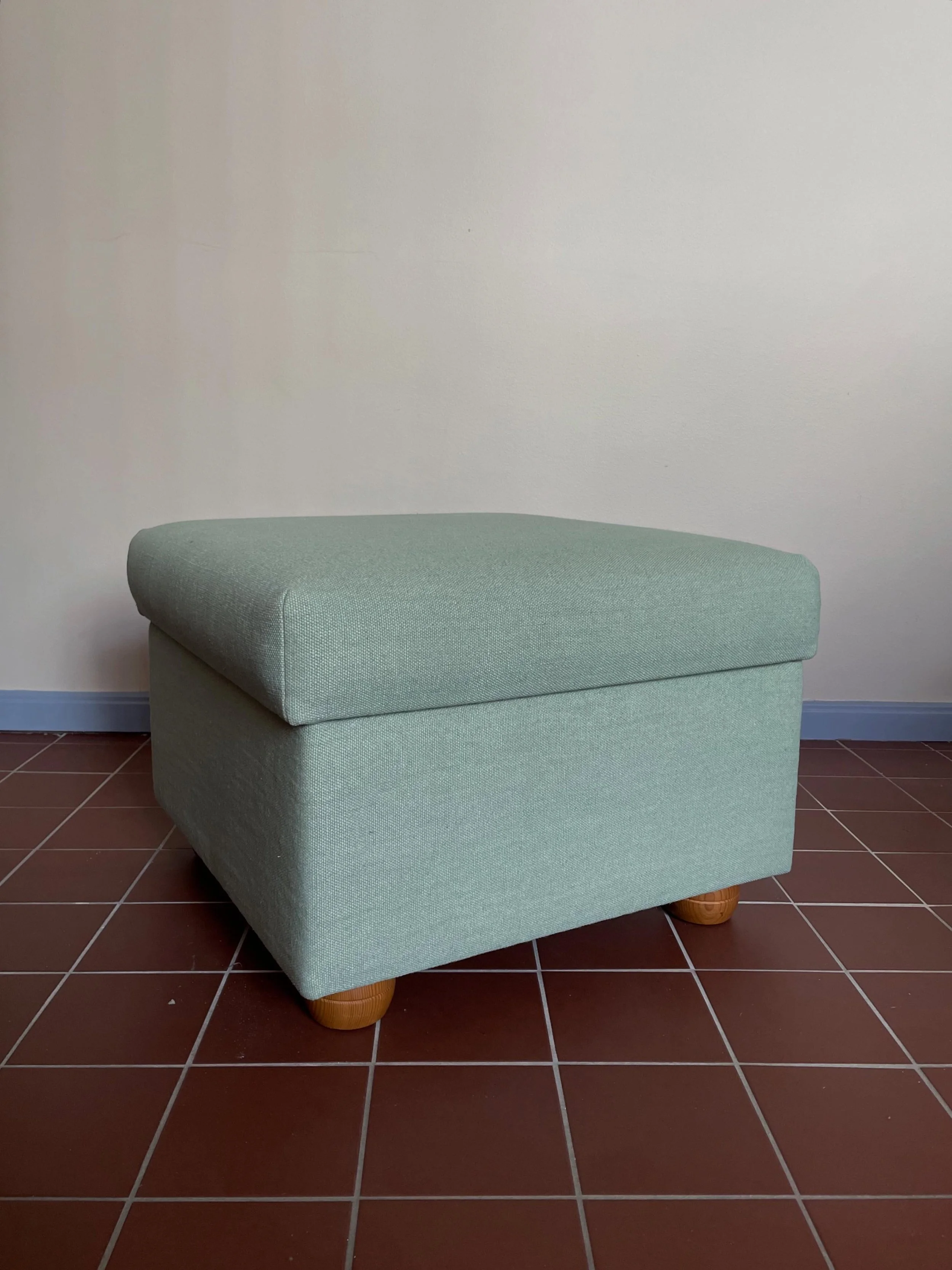 En liten pall av gulligaste och mest praktiska sort, kl&auml;dd i Peres fr&aring;n Astrid🩴 

#astridtextiles #m&ouml;beltapetsering #upholstery #fotpall #footstool