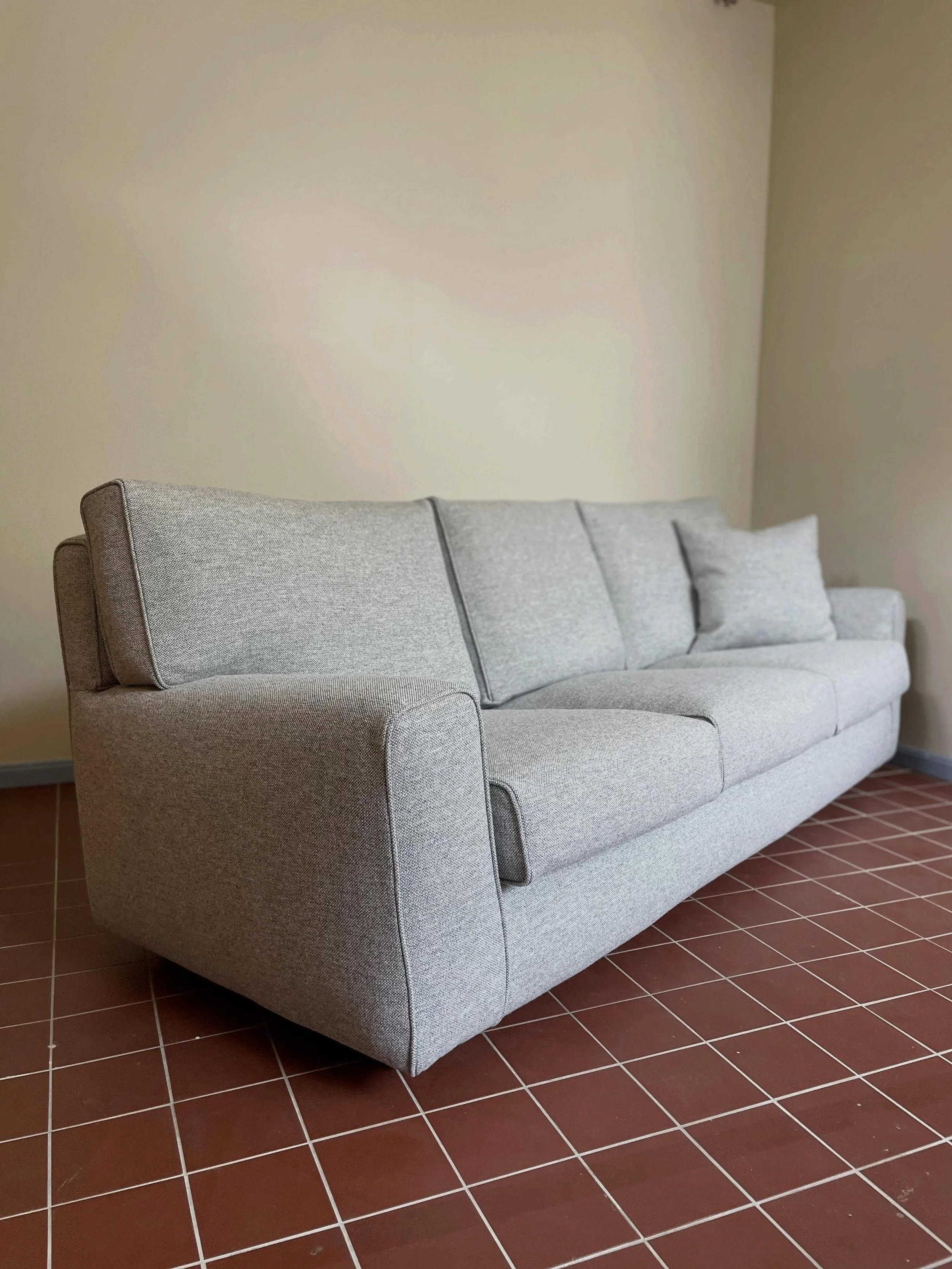 Soffa fr&aring;n Eilersen dressad i Hallingdal fr&aring;n Kvadrat🤍

#kvadrattextiles #eilersenfurniture #upholstery #m&ouml;beltapetsering #enriktighantverkare