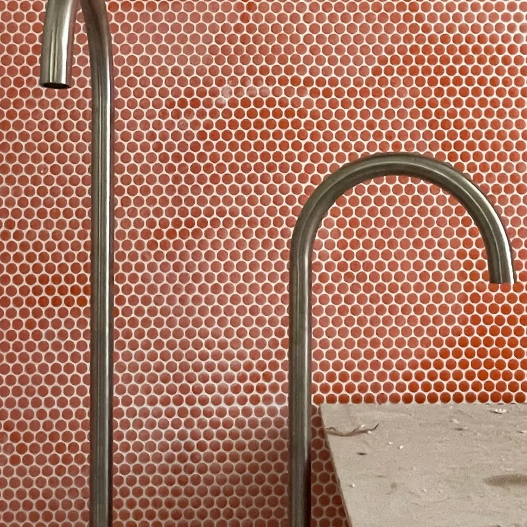 Tiles texture in the bathroom of a house renovated & deisgned by Alcami Architecture