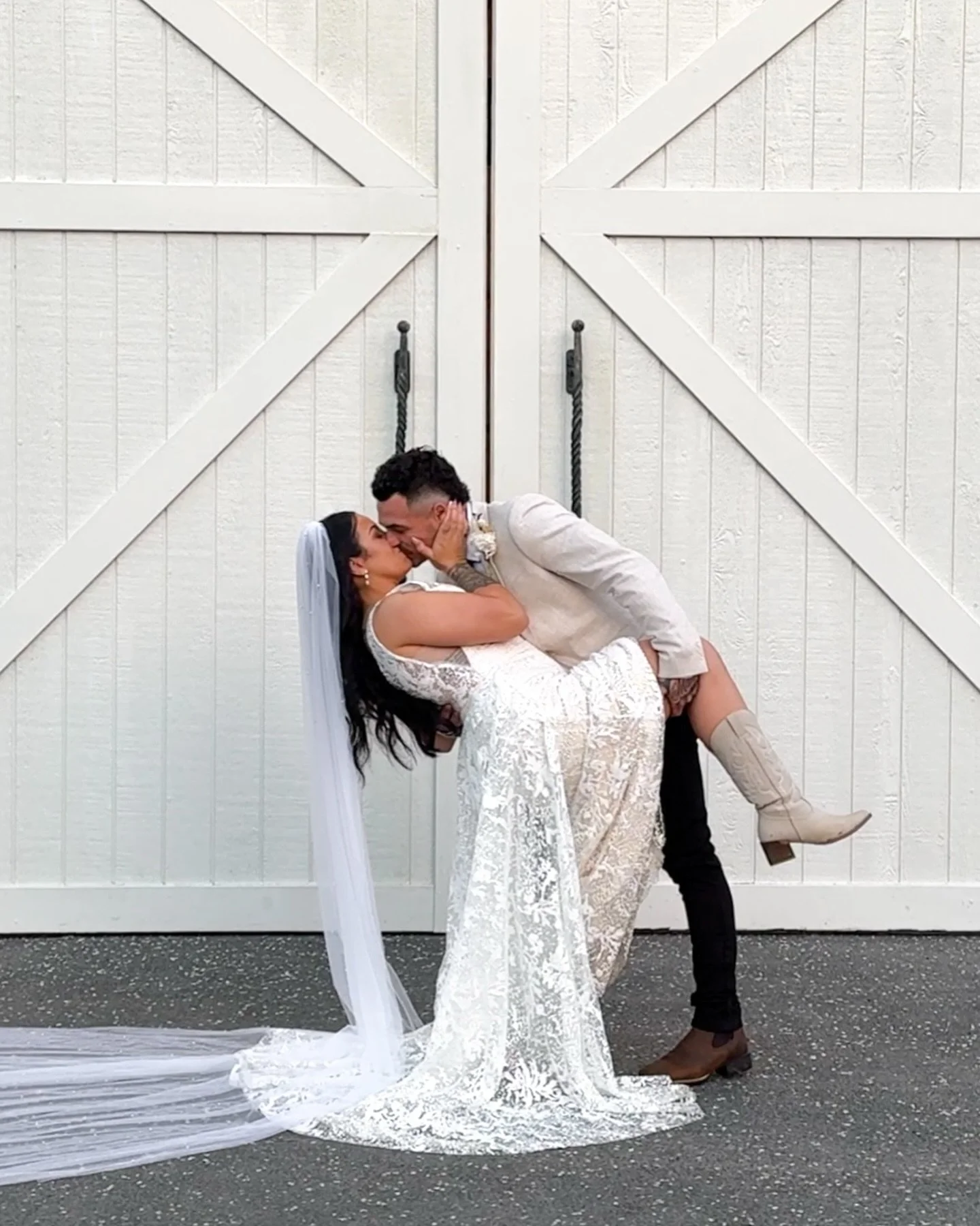 Introducing The Buntings 💍 
@whitebarnpokolbin 
@crottison 
@marriedby.amber 
@hutchmusic_ 
@wedding.chats 
@kaylacliffordmua 
@biancajadehair