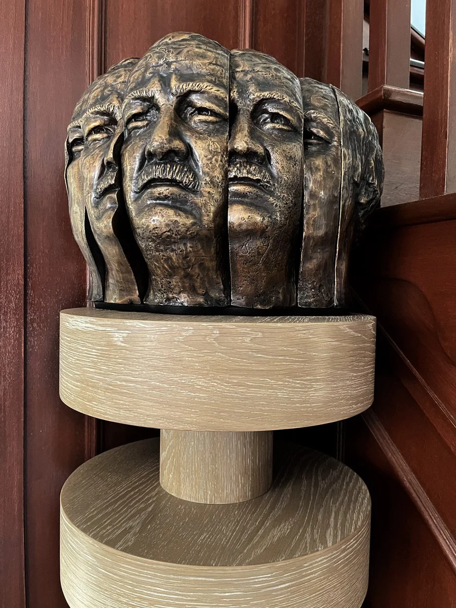 SEGMENTED HEAD

Segmented head reflects on the different
personalities and rolls each of us shows 
when required in today’s society.