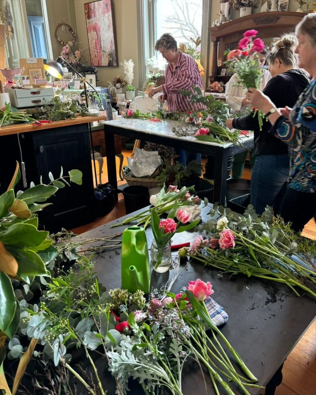 ~ New Workshop Date - Sunday 3rd November at 9.30am and 11.30am ~ 

Jenn at Juniper and Stone Florist and I are getting together once again to host two spring workshops in her lovely space on High St, Yackandandah. Make your own hand-tied bouquet, gu