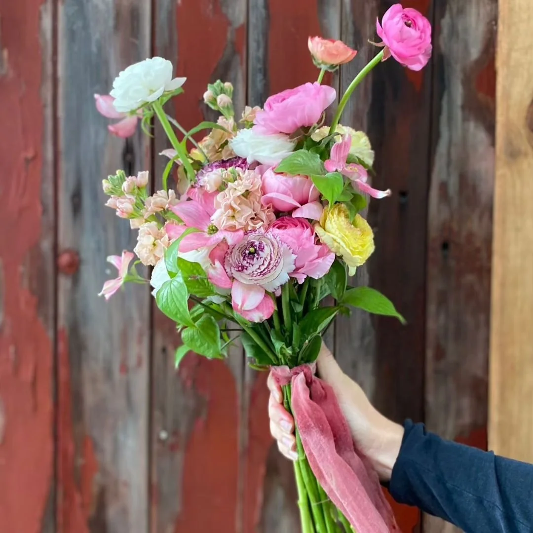 Playing with the last of the season's ranunculus, stock and beautiful pink dogwood to make this elopement-style bouquet.

Thank you @_court_young_ for your effortless photography skills.