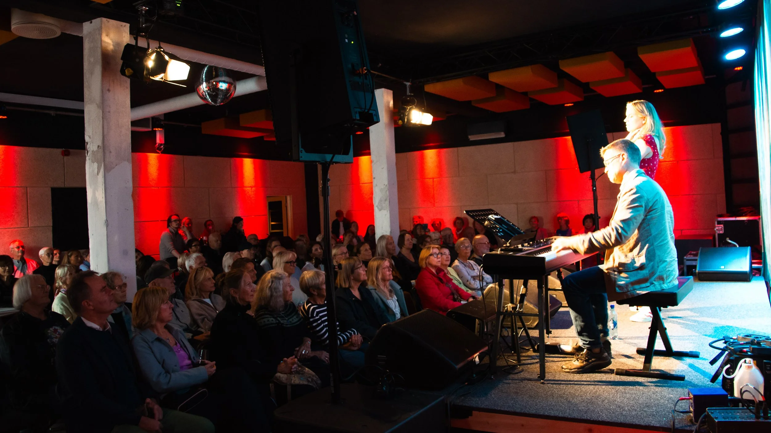 Fullt hus og god stemning på Operapub i Die Tankstelle