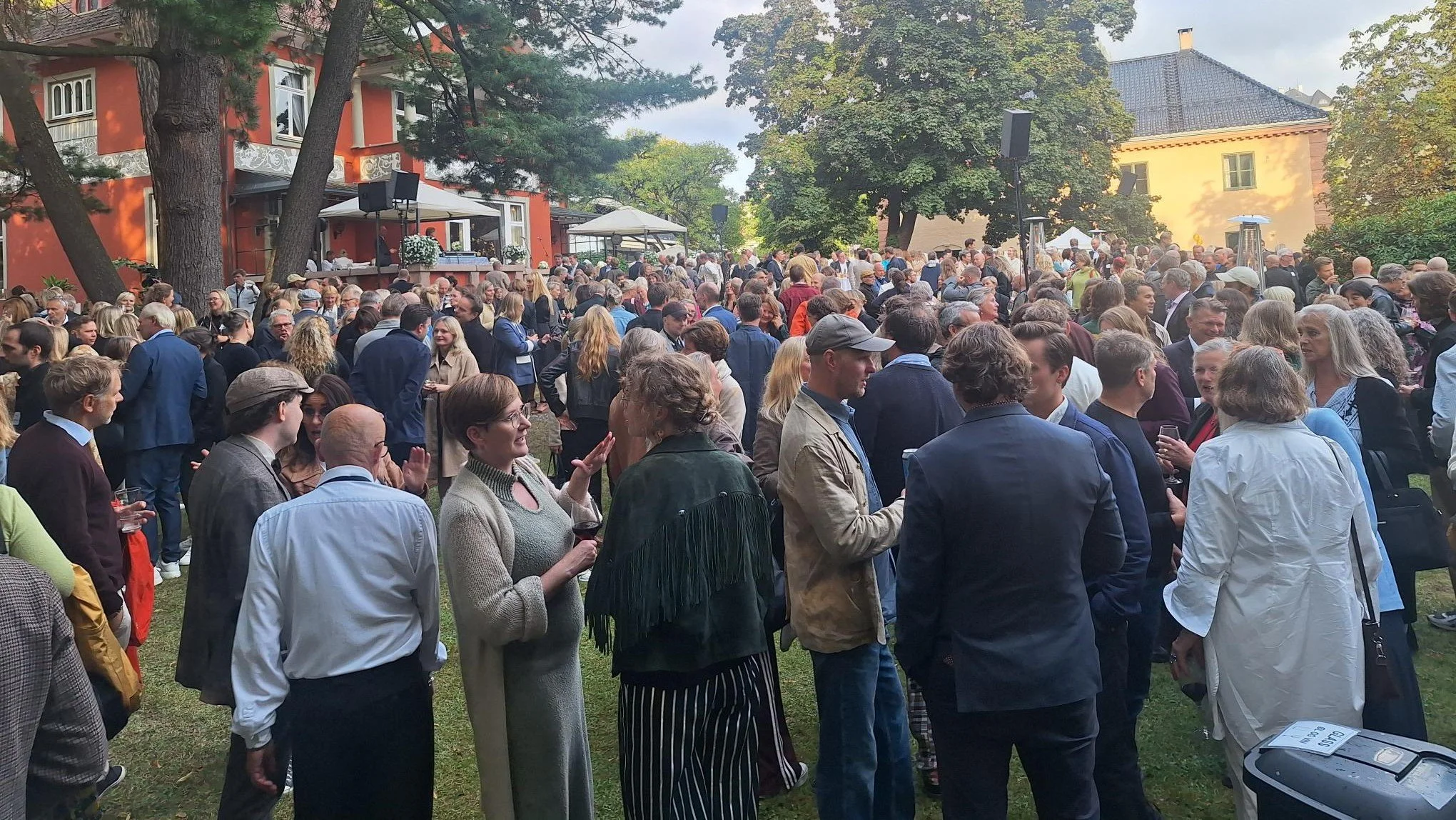 Knausgård tildelt Aschehougprisen under hagefesten
