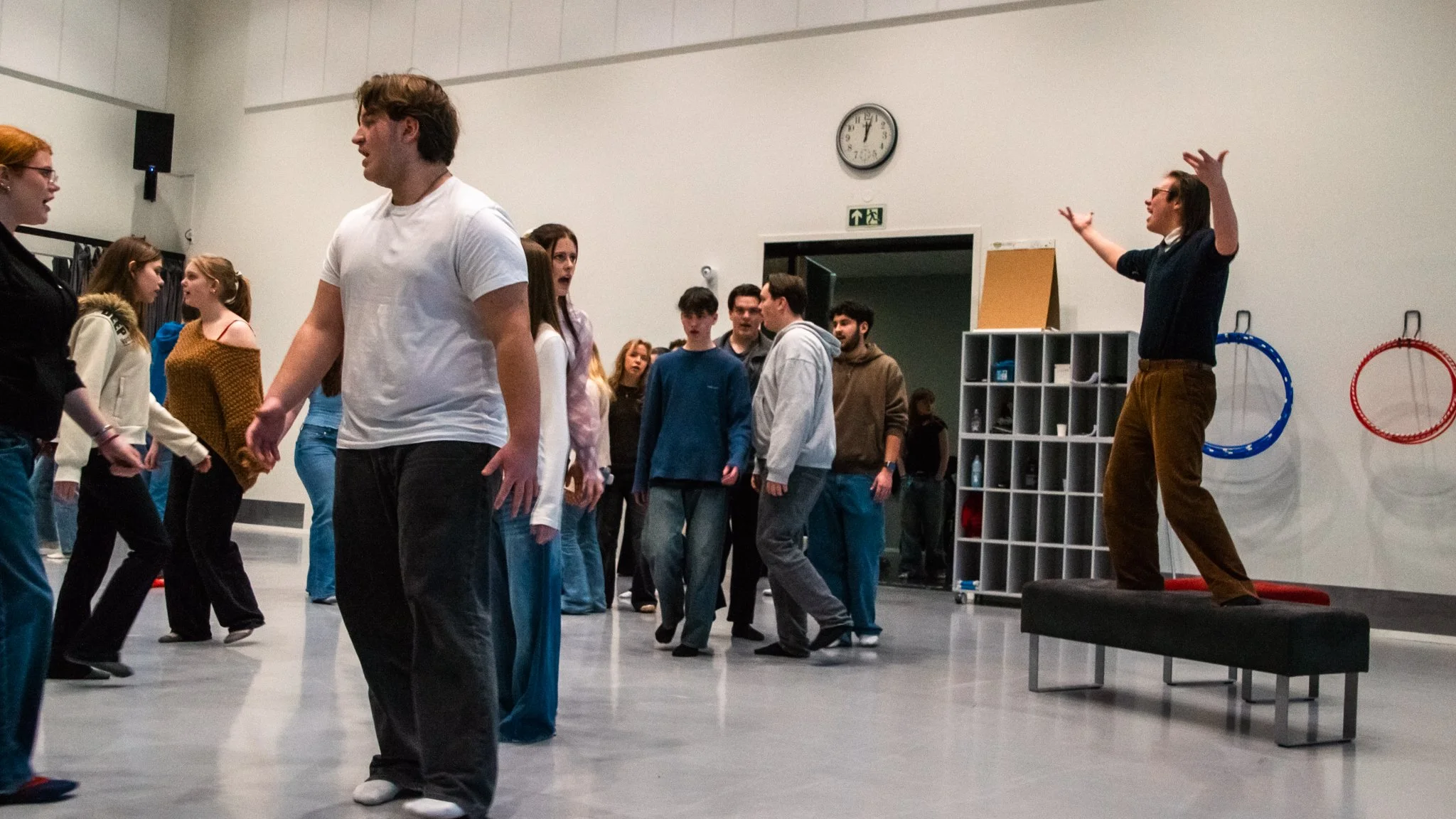 Cabaret på Molde vgs: Setter demokrati, makt og menneskeverd på scenen