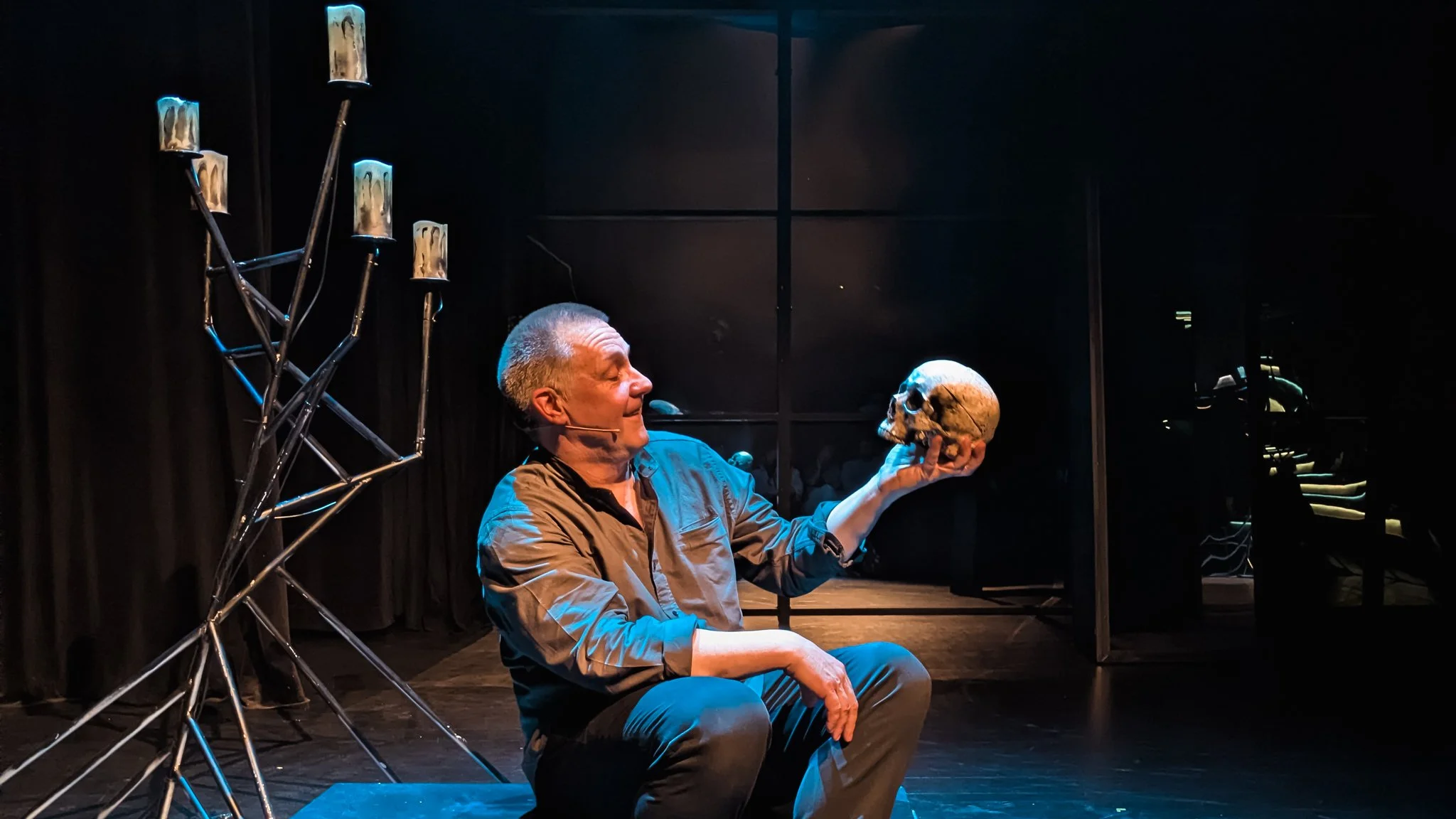 Mads Ousdal alene på scenen – leverte en mektig Hamlet på Teatret Vårt