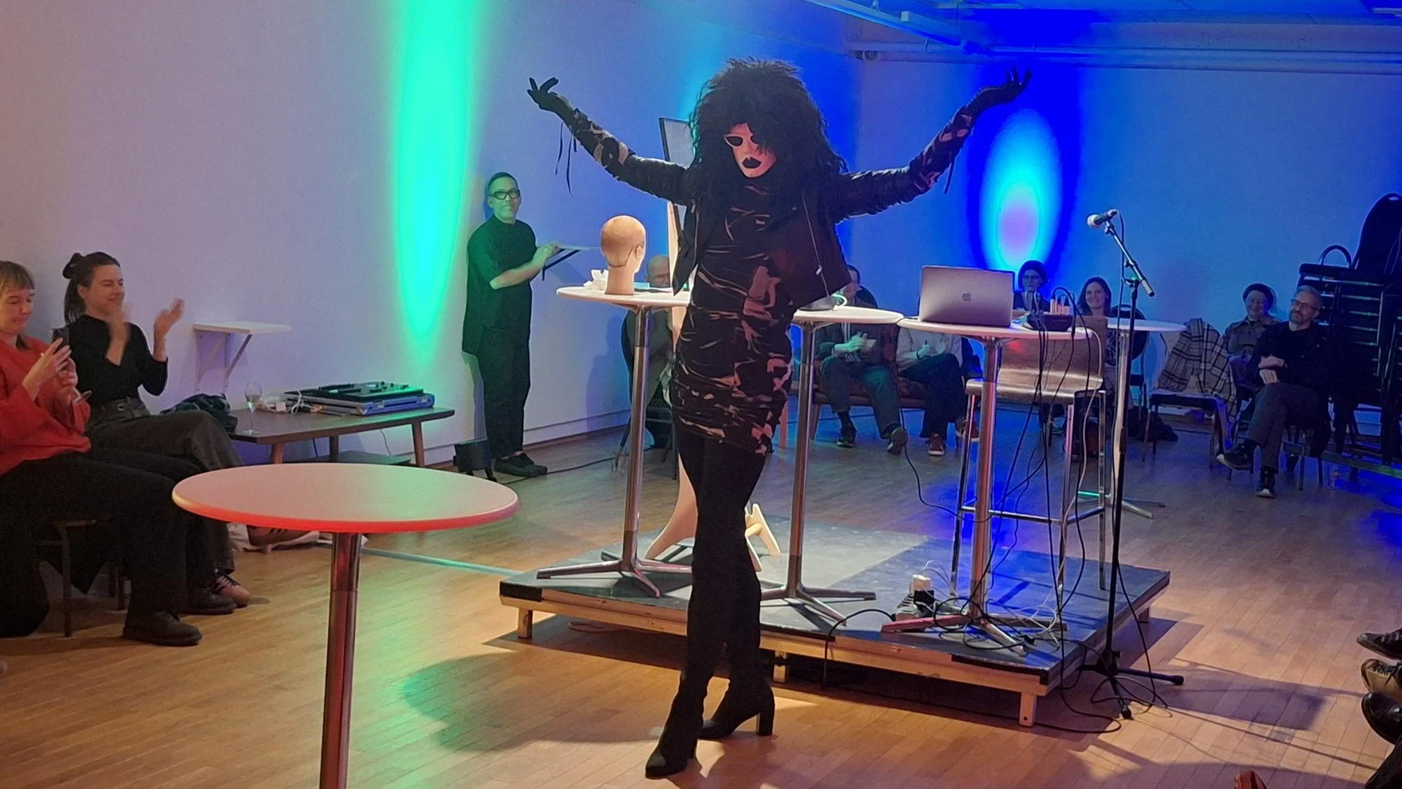 Drag på Møre og Romsdal Kunstsenter: Som å se maling tørke, men på en litt annen måte