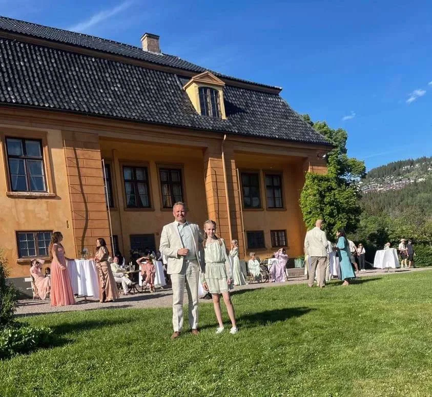 Begge foran huset.jpg