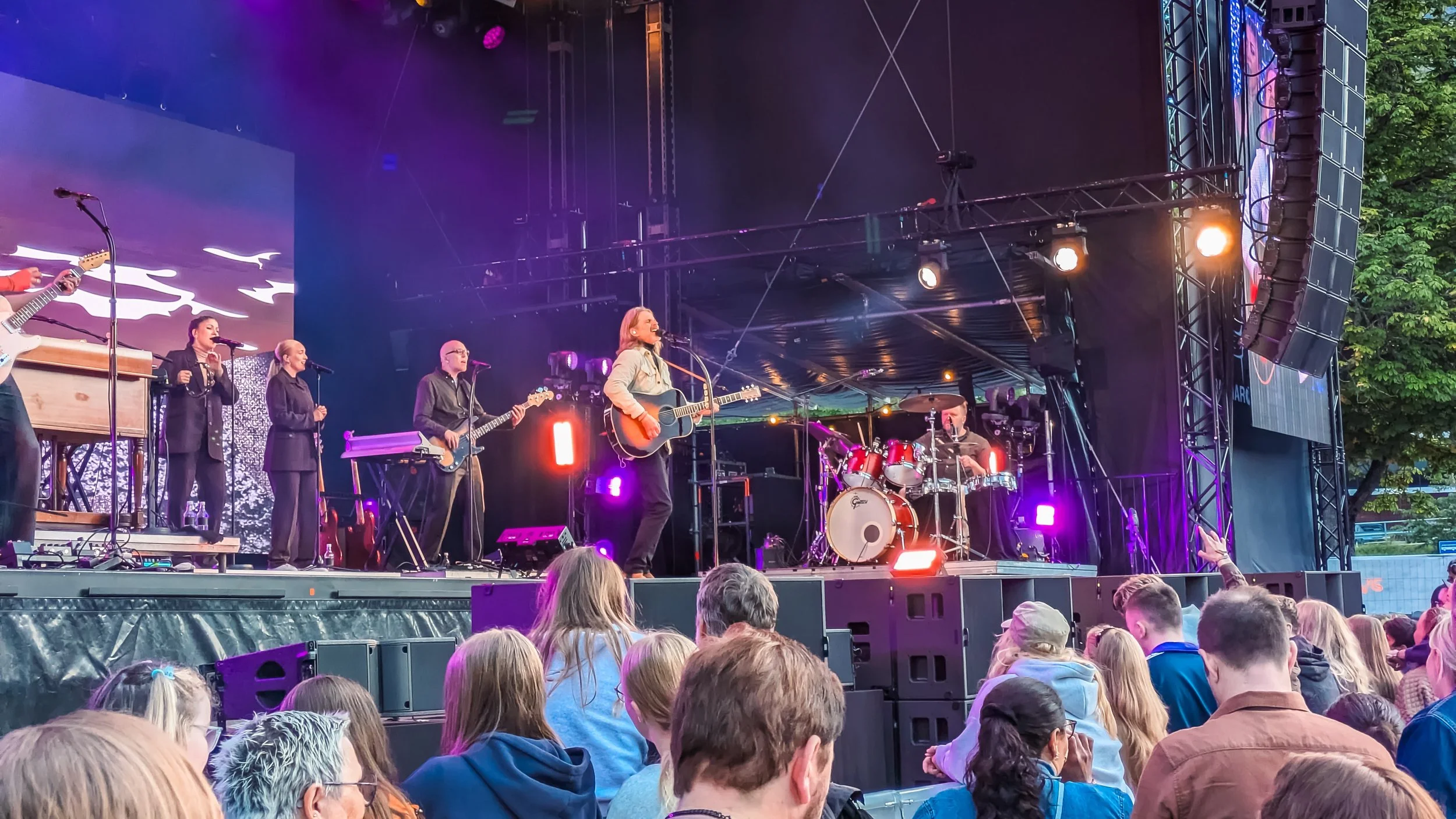 Raumarock lørdag: Rutine, råskap og allsang