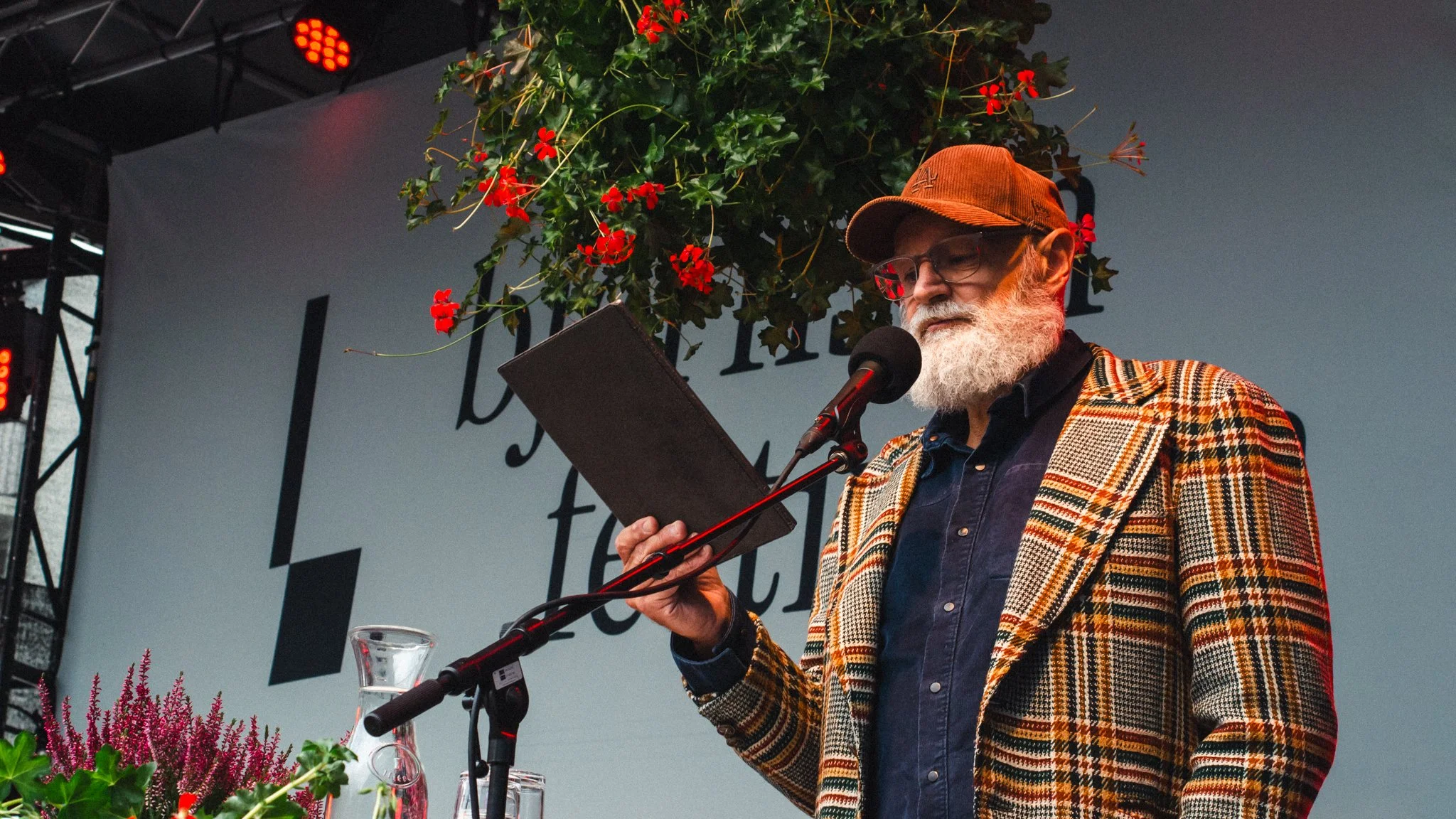 Se bildene fra åpningen av Bjørnsonfestivalen – og les Erlend Loes folketale