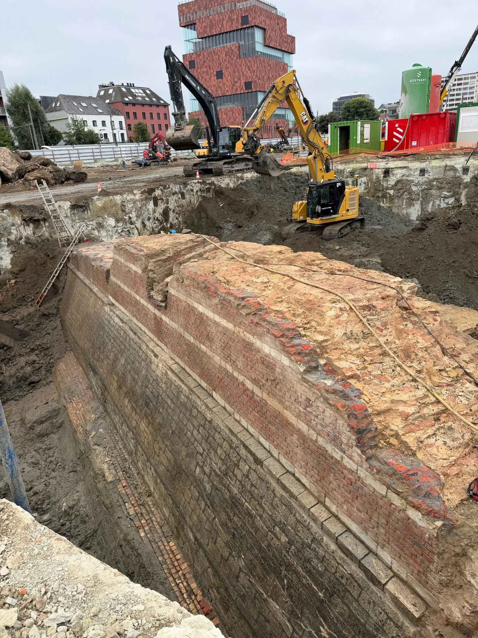 Spaanse stadsmuur duikt op bij opgraving Friendship Residence op het Eilandje