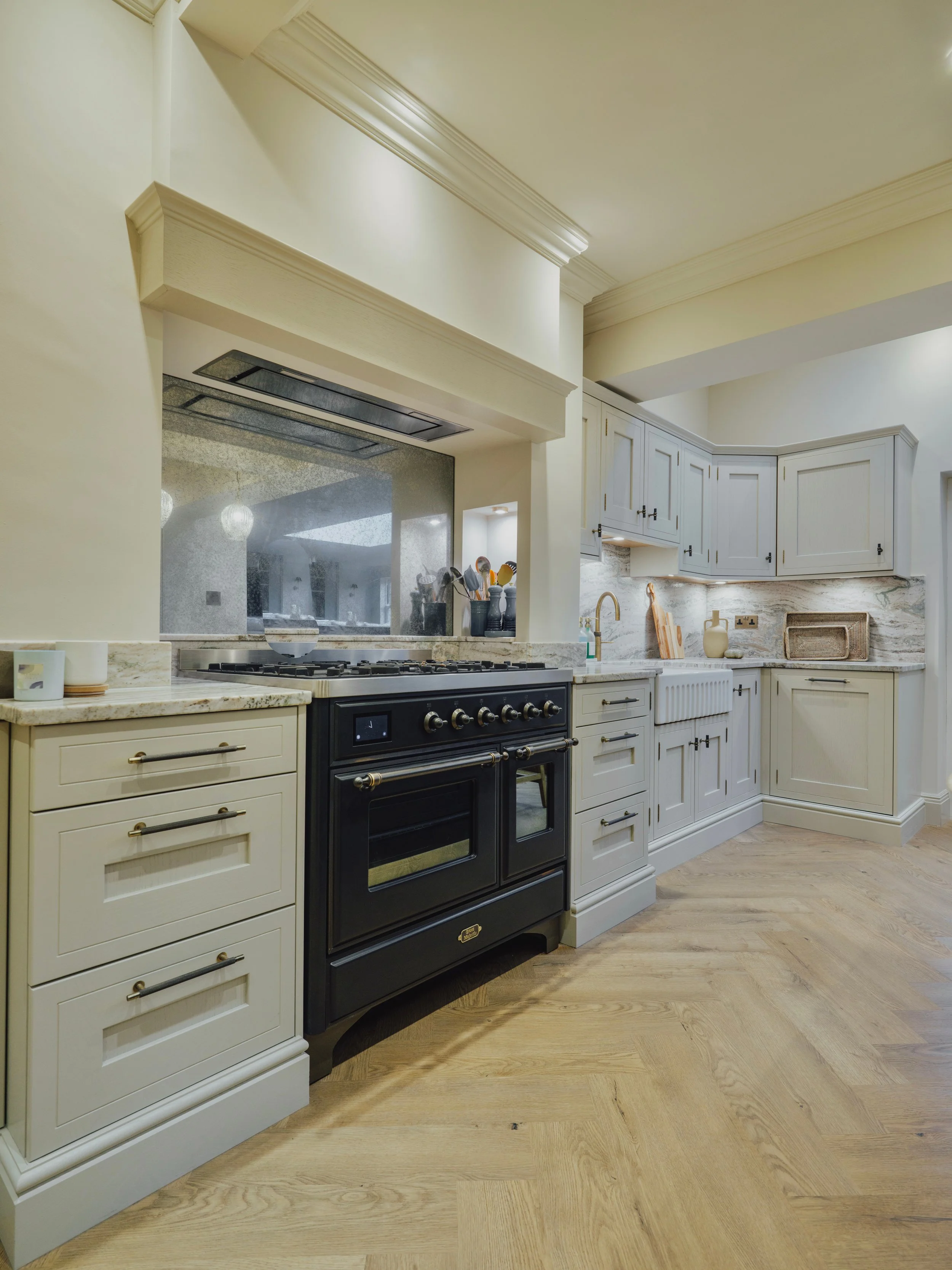 Traditional iLIV range cooker with marble splashback and handmade shaker cabinetry at Project Orton.
