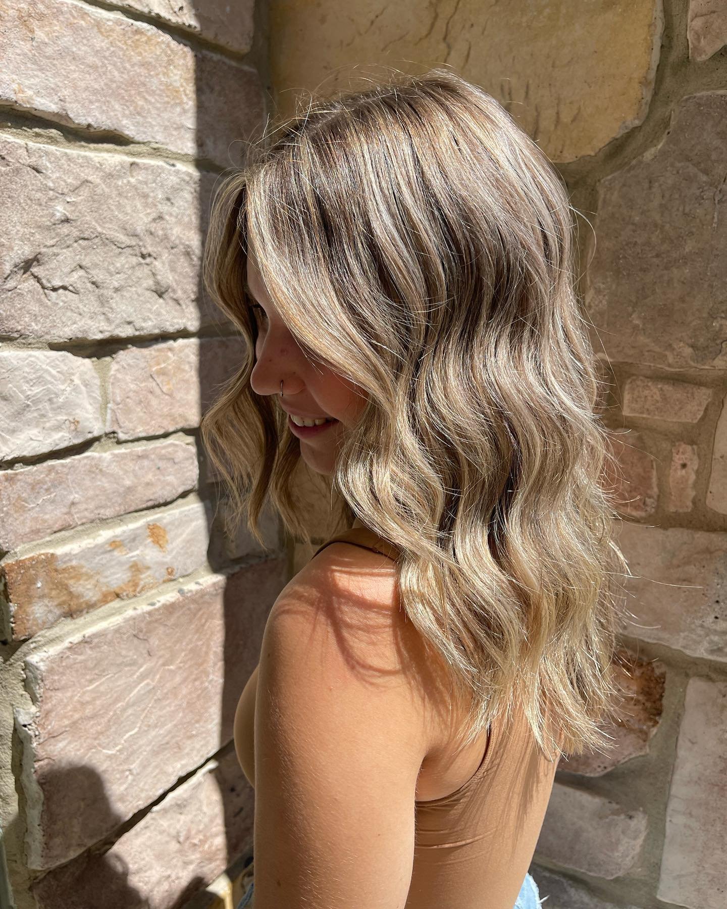 Back to school dimensional blonde ✏️🍎

Did you know adding depth can make your blonde look blonder? Swipe for the before!

Color by Denise 🤍